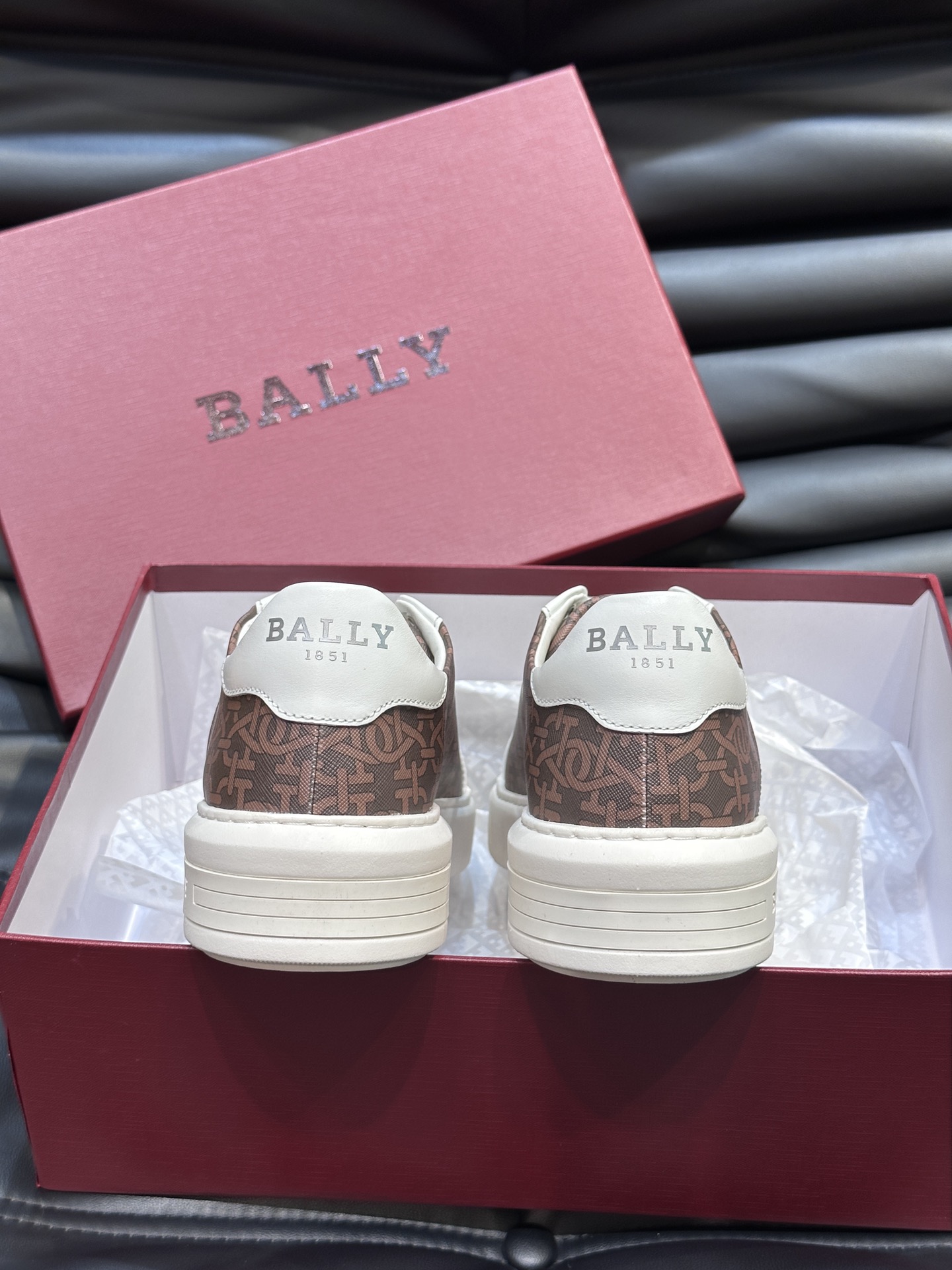 Bally/巴利男士徽标印花皮革运动鞋这款运动鞋选用进口小牛皮制成链条纹饰面拼接光滑小牛皮展现出时尚风格