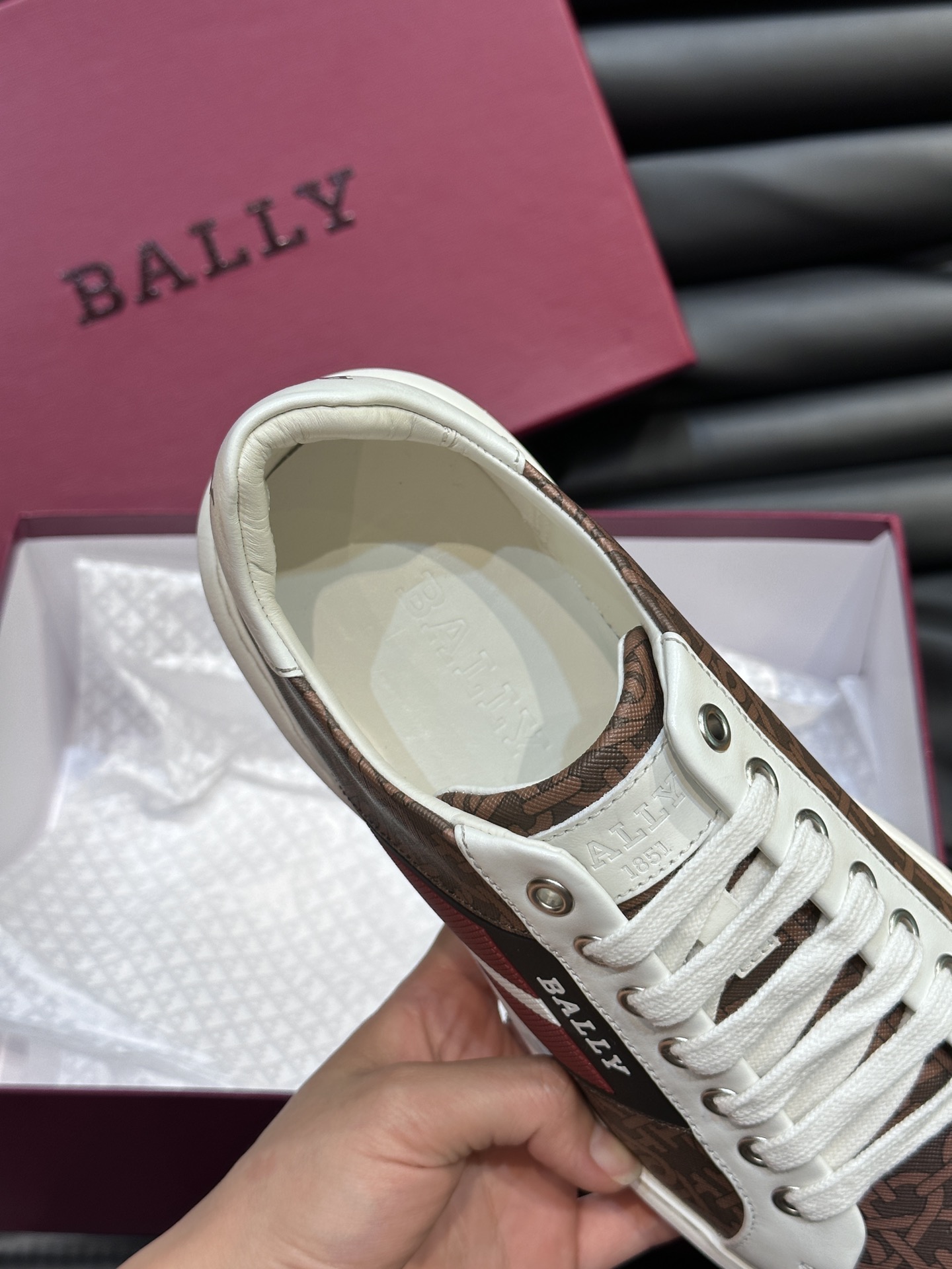 Bally/巴利男士徽标印花皮革运动鞋这款运动鞋选用进口小牛皮制成链条纹饰面拼接光滑小牛皮展现出时尚风格