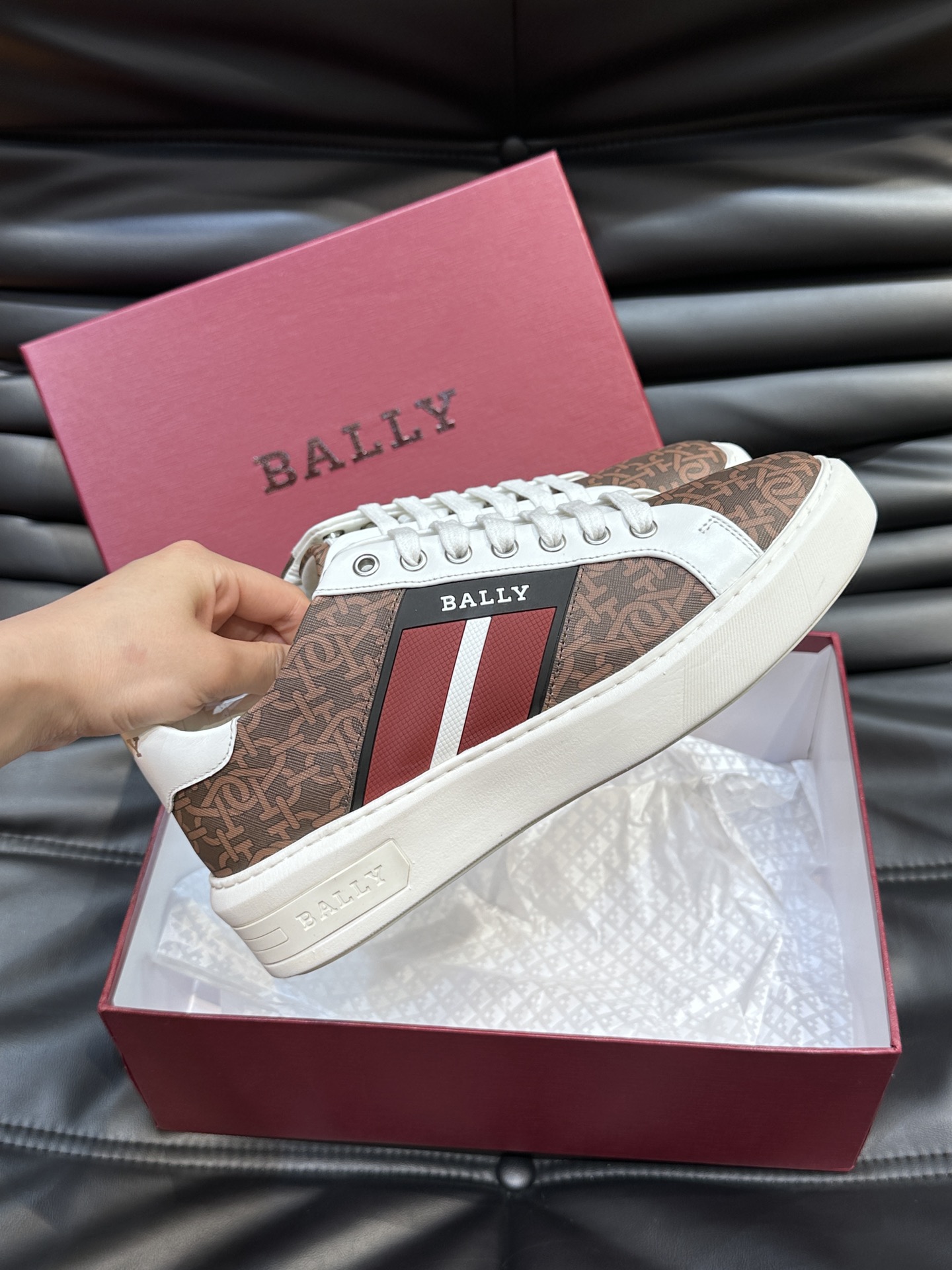 Bally/巴利男士徽标印花皮革运动鞋这款运动鞋选用进口小牛皮制成链条纹饰面拼接光滑小牛皮展现出时尚风格