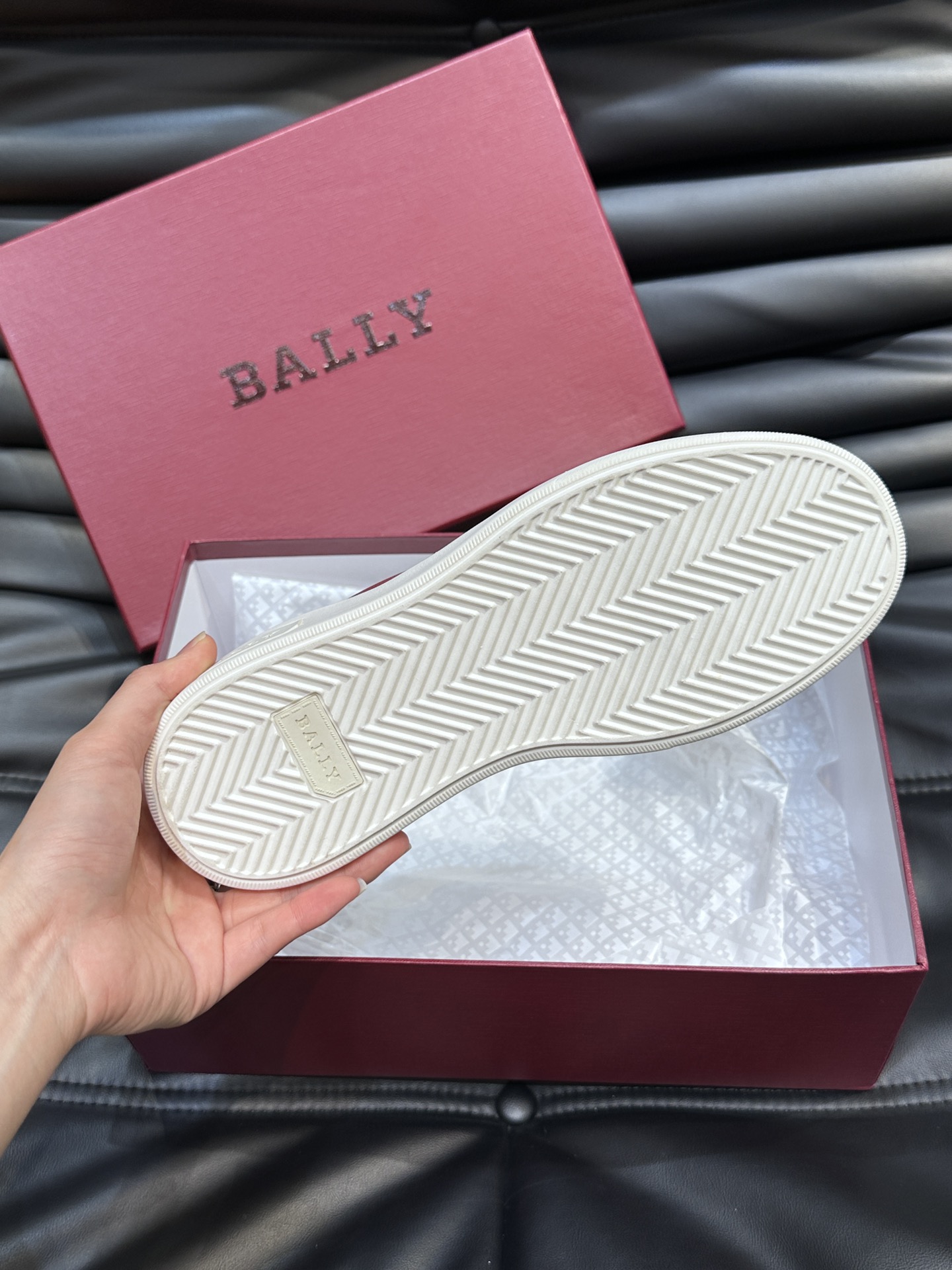 Bally/巴利男士徽标印花皮革运动鞋这款运动鞋选用进口小牛皮制成链条纹饰面拼接光滑小牛皮展现出时尚风格