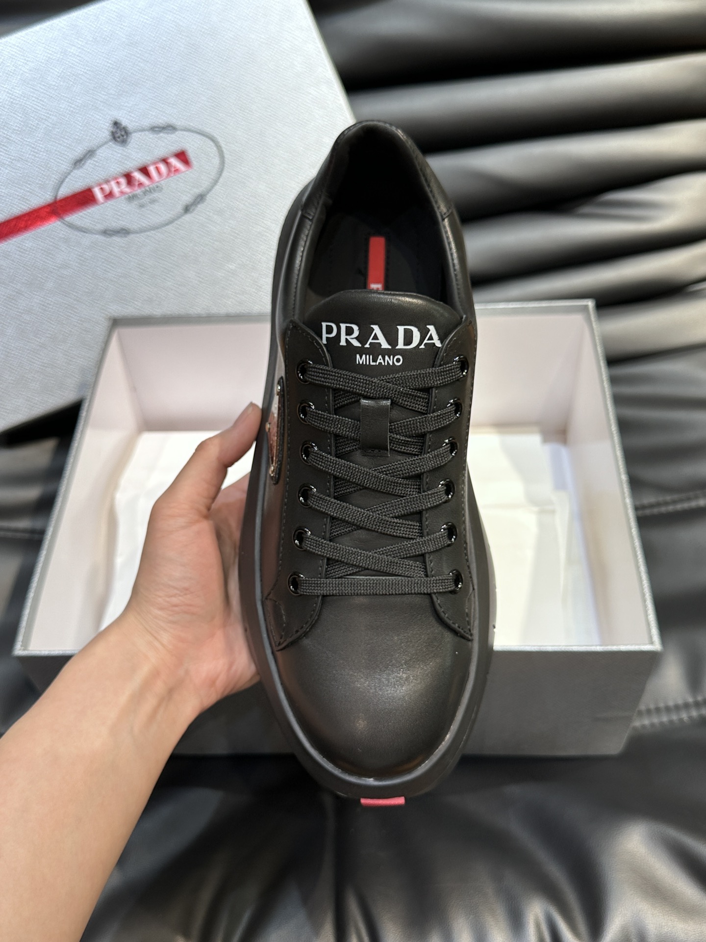 Prada/普拉达男士新款柔软皮革休闲运动鞋这款皮革运动鞋撷取优雅而创新的设计映现拼色魅力采用头层牛皮打