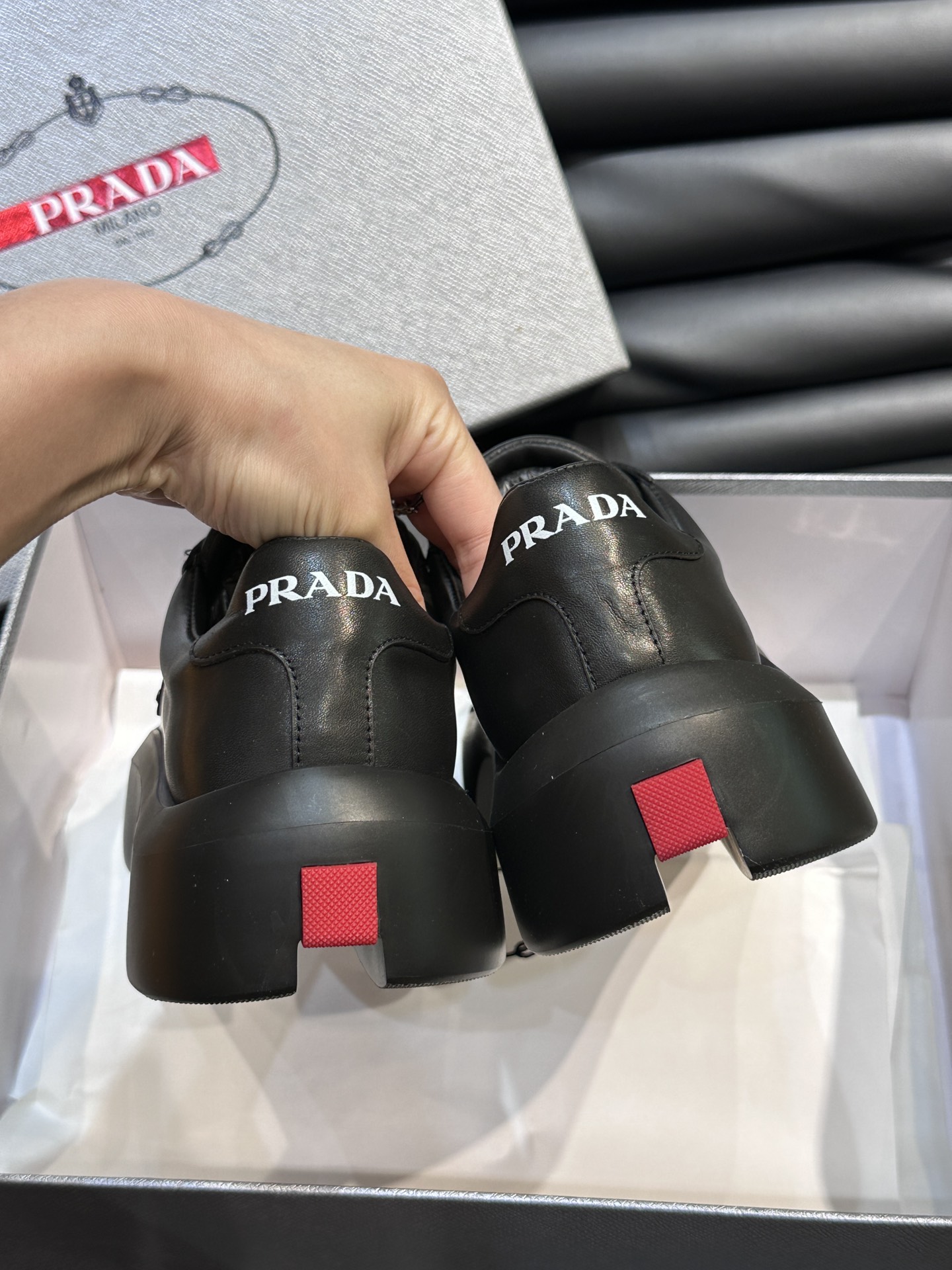 Prada/普拉达男士新款柔软皮革休闲运动鞋这款皮革运动鞋撷取优雅而创新的设计映现拼色魅力采用头层牛皮打