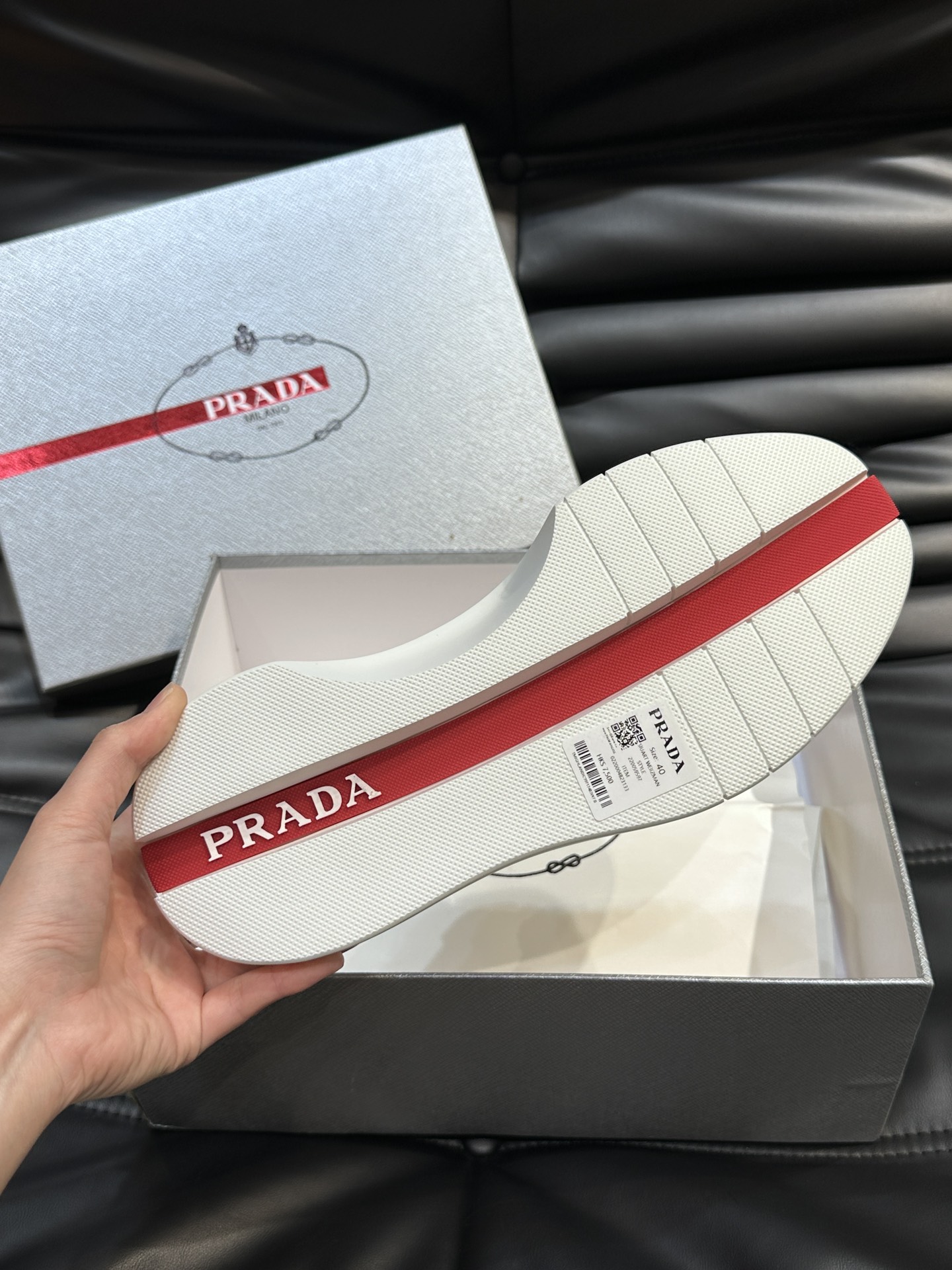 Prada/普拉达男士新款柔软皮革休闲运动鞋这款皮革运动鞋撷取优雅而创新的设计映现拼色魅力采用头层牛皮打