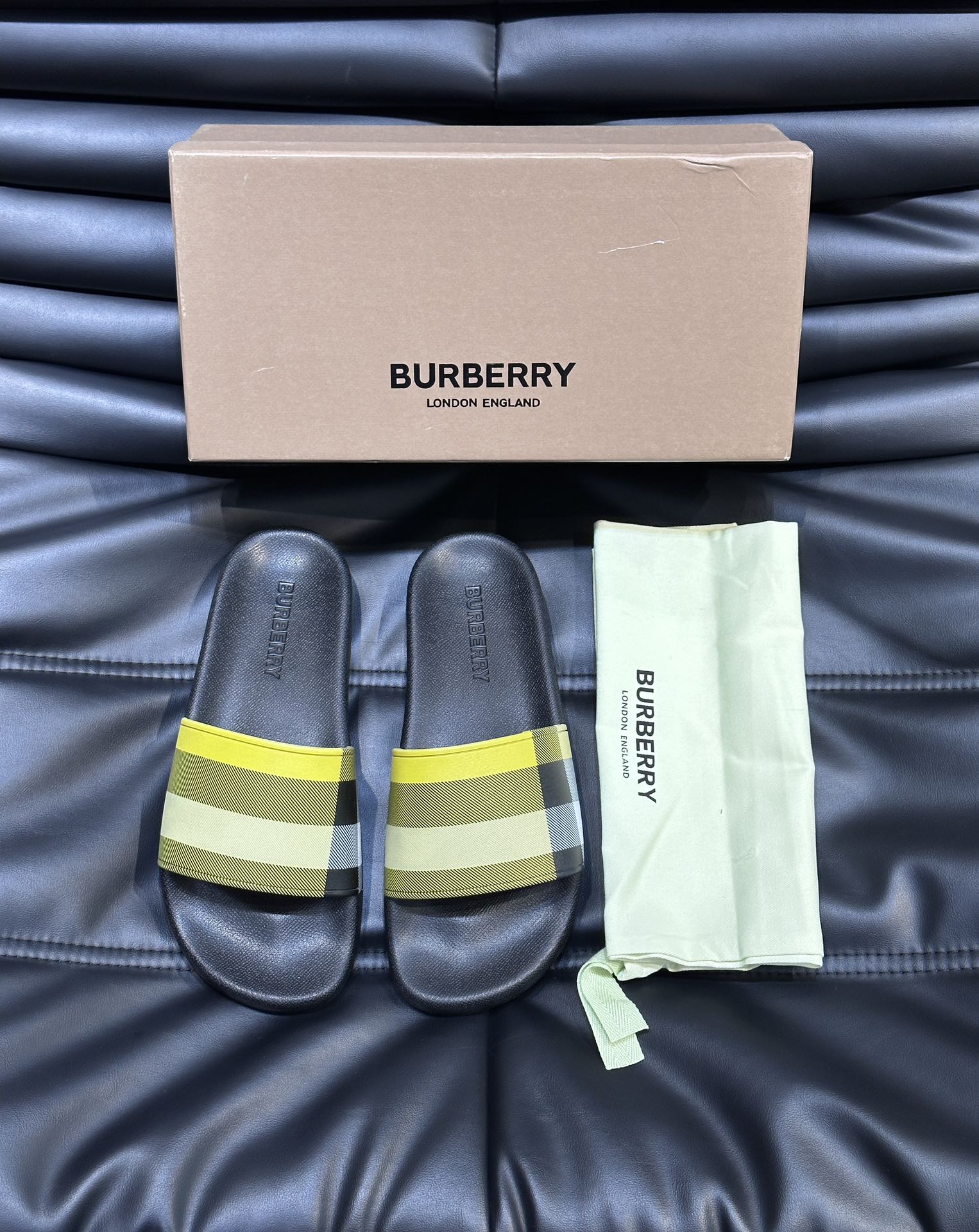 Burberry*夏季必备单品原单格纹经典男士高端拖鞋原厂材质细节均可对比！宽松舒适型时髦单品！Size