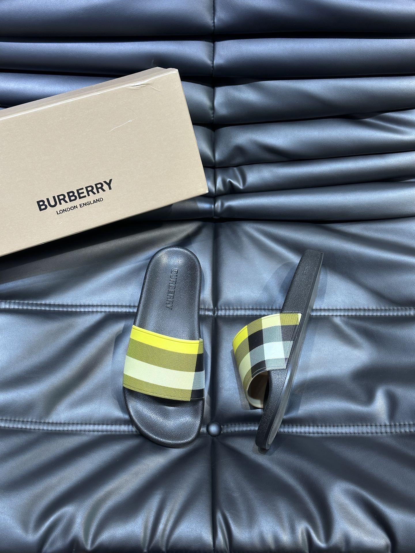 Burberry*夏季必备单品原单格纹经典男士高端拖鞋原厂材质细节均可对比！宽松舒适型时髦单品！Size