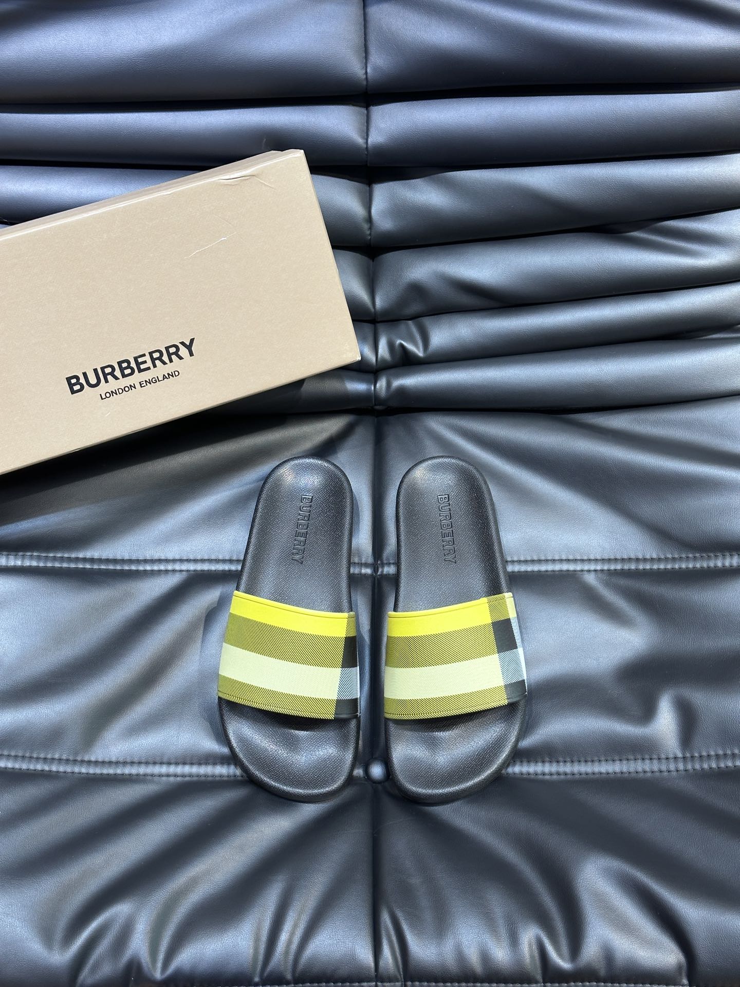 Burberry*夏季必备单品原单格纹经典男士高端拖鞋原厂材质细节均可对比！宽松舒适型时髦单品！Size