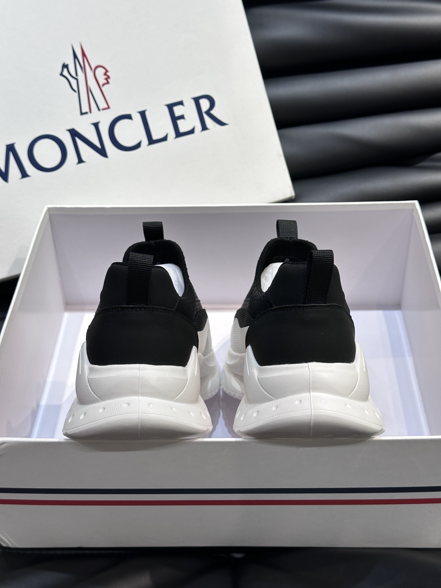 Moncler/蒙口男士休闲运动鞋设有醒目的logo细节橡胶TPU鞋底面整体点缀注塑Moncler徽标兼