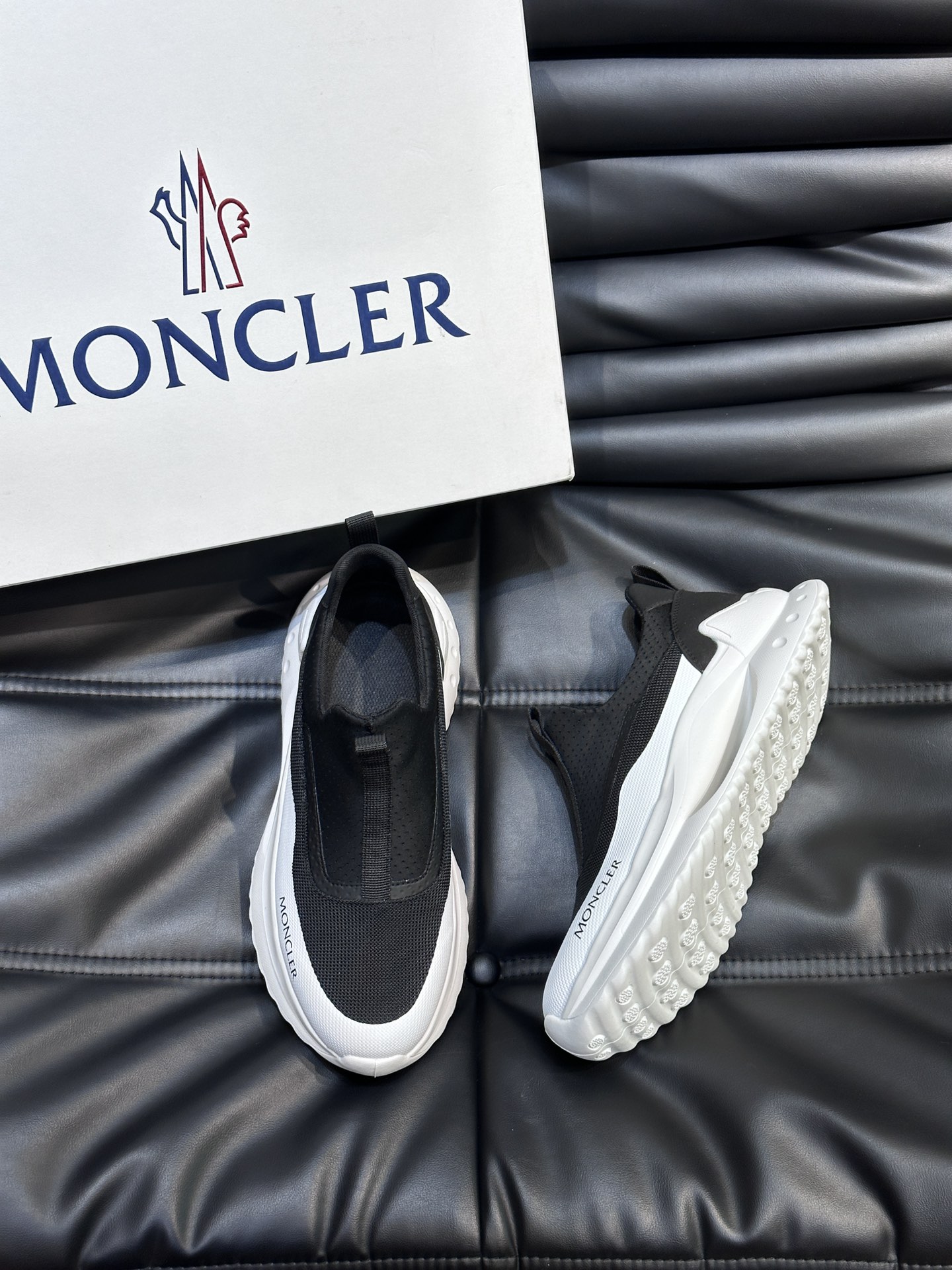 Moncler/蒙口男士休闲运动鞋设有醒目的logo细节橡胶TPU鞋底面整体点缀注塑Moncler徽标兼