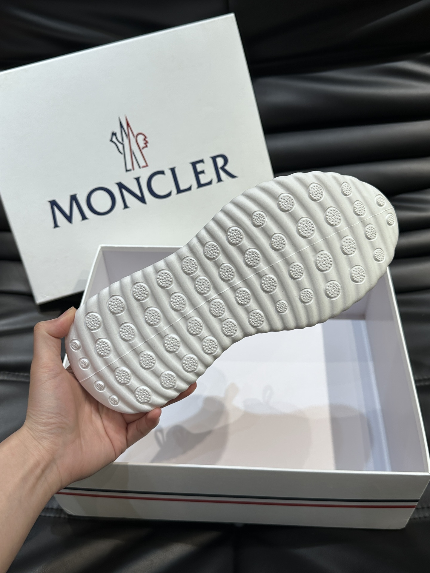 Moncler/蒙口男士休闲运动鞋设有醒目的logo细节橡胶TPU鞋底面整体点缀注塑Moncler徽标兼