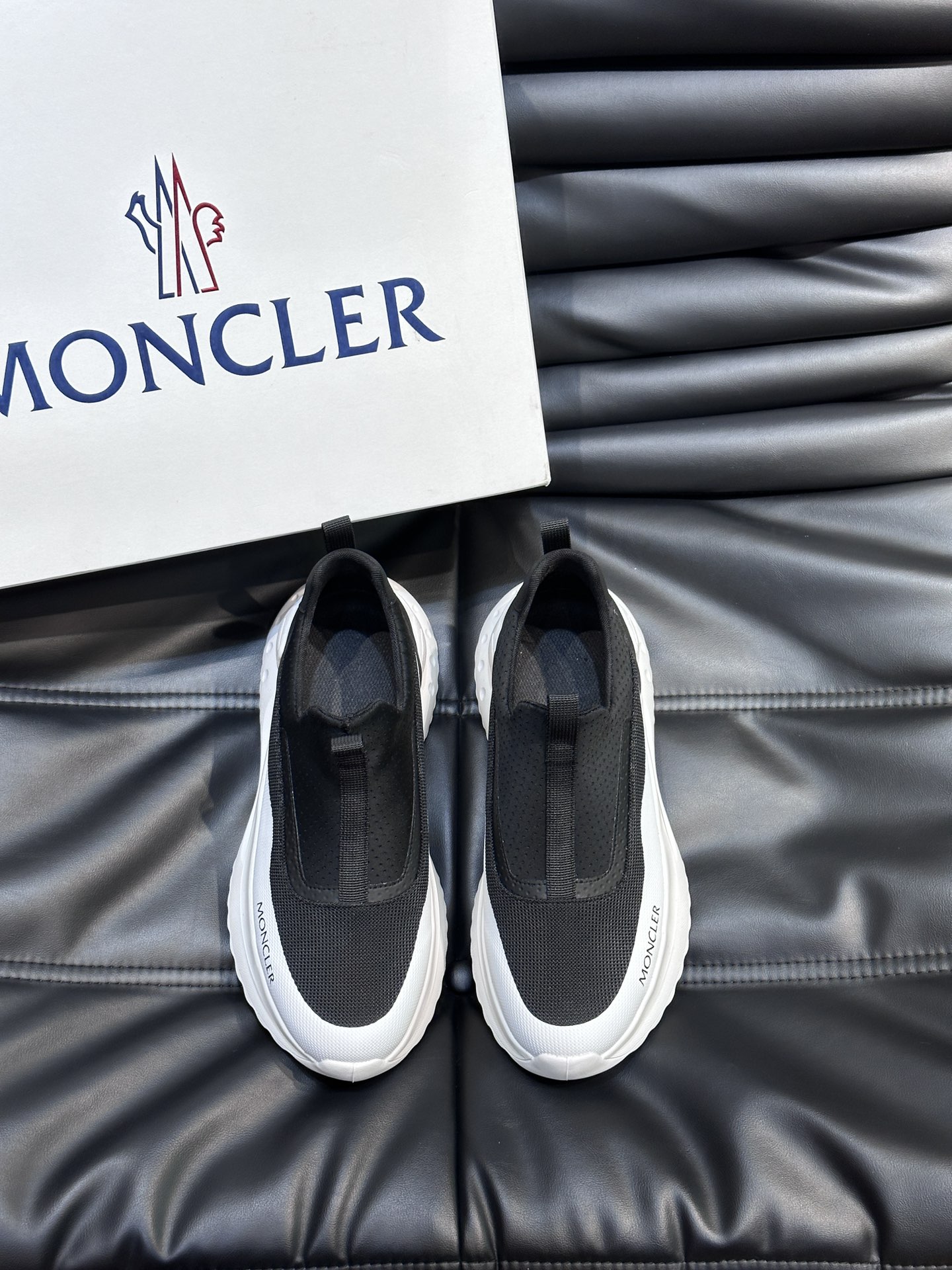 Moncler/蒙口男士休闲运动鞋设有醒目的logo细节橡胶TPU鞋底面整体点缀注塑Moncler徽标兼