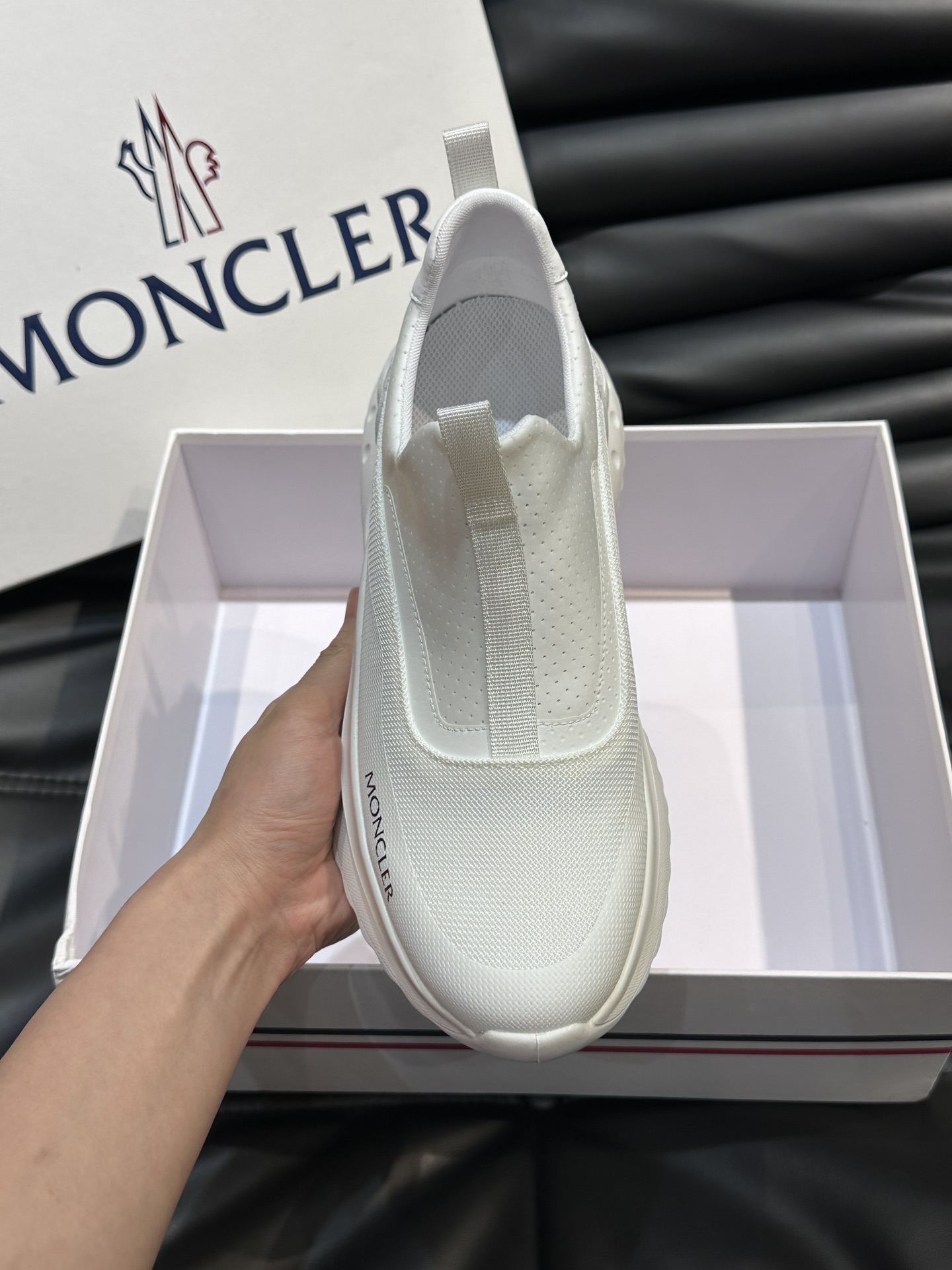 Moncler/蒙口男士休闲运动鞋设有醒目的logo细节橡胶TPU鞋底面整体点缀注塑Moncler徽标兼