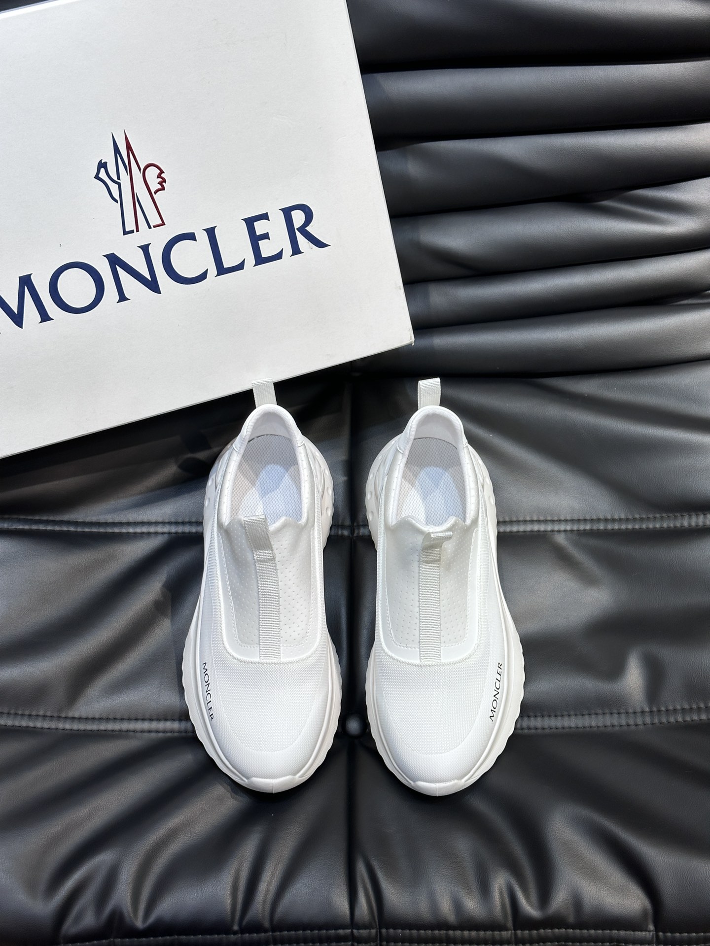 Moncler/蒙口男士休闲运动鞋设有醒目的logo细节橡胶TPU鞋底面整体点缀注塑Moncler徽标兼