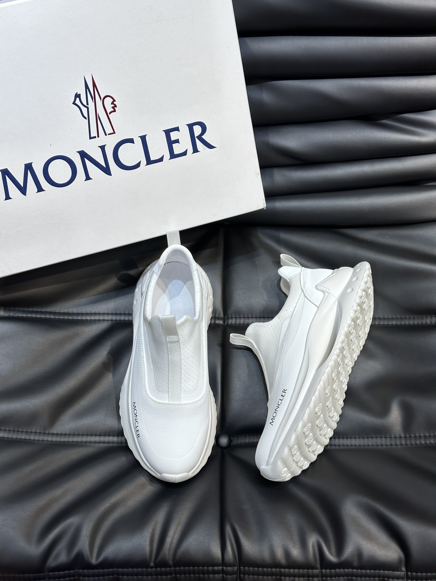 Moncler/蒙口男士休闲运动鞋设有醒目的logo细节橡胶TPU鞋底面整体点缀注塑Moncler徽标兼