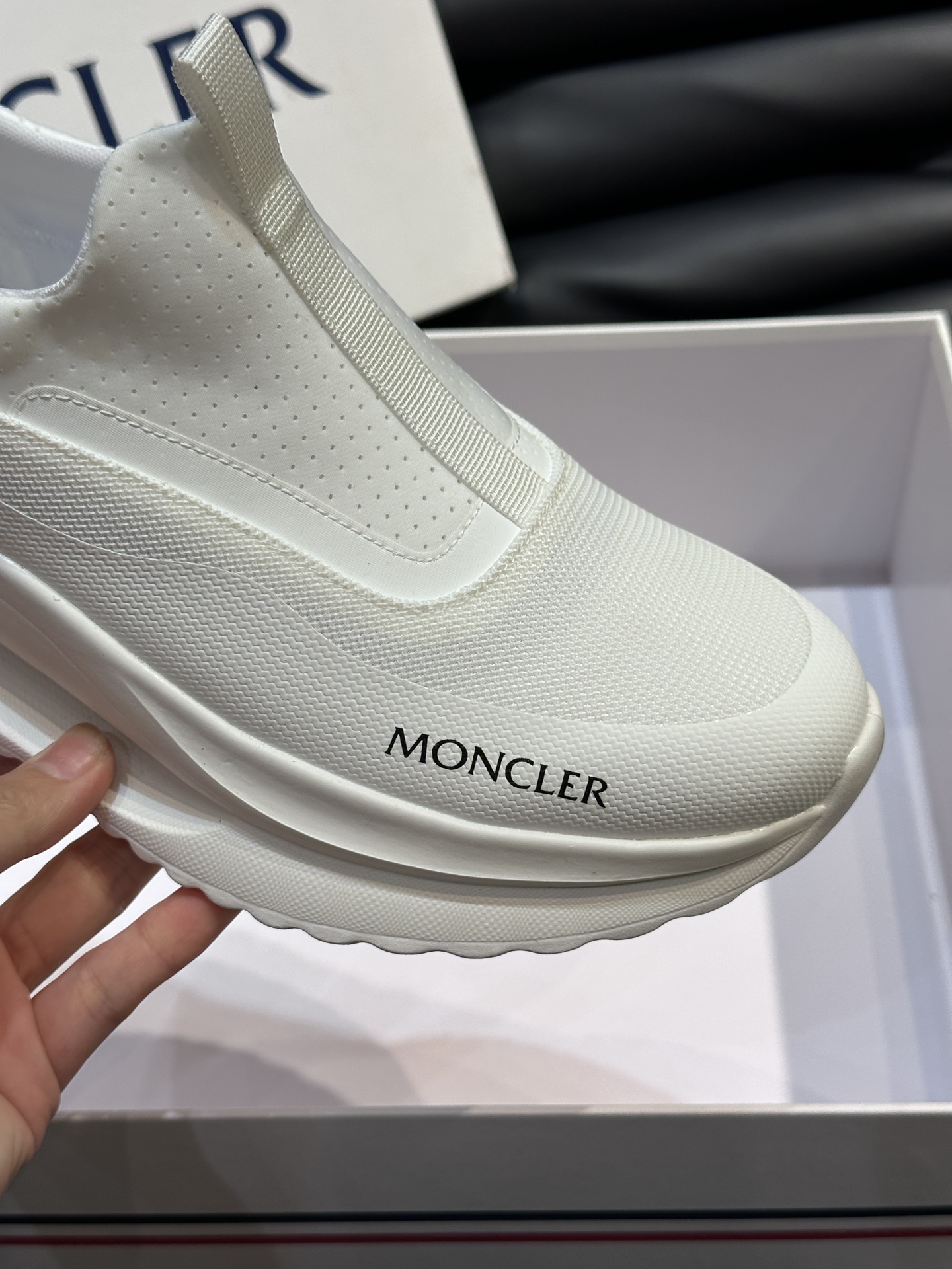 Moncler/蒙口男士休闲运动鞋设有醒目的logo细节橡胶TPU鞋底面整体点缀注塑Moncler徽标兼