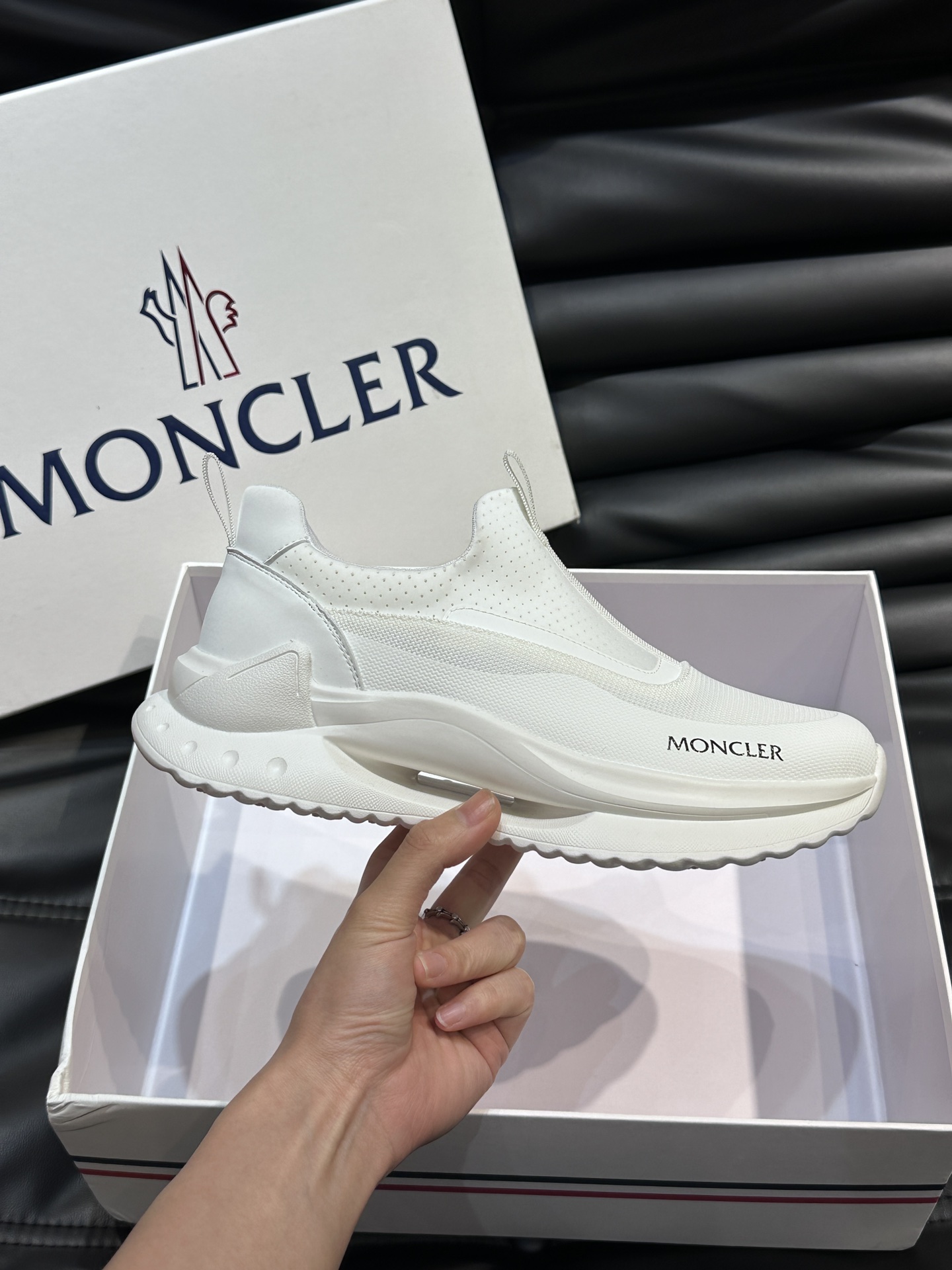 Moncler/蒙口男士休闲运动鞋设有醒目的logo细节橡胶TPU鞋底面整体点缀注塑Moncler徽标兼