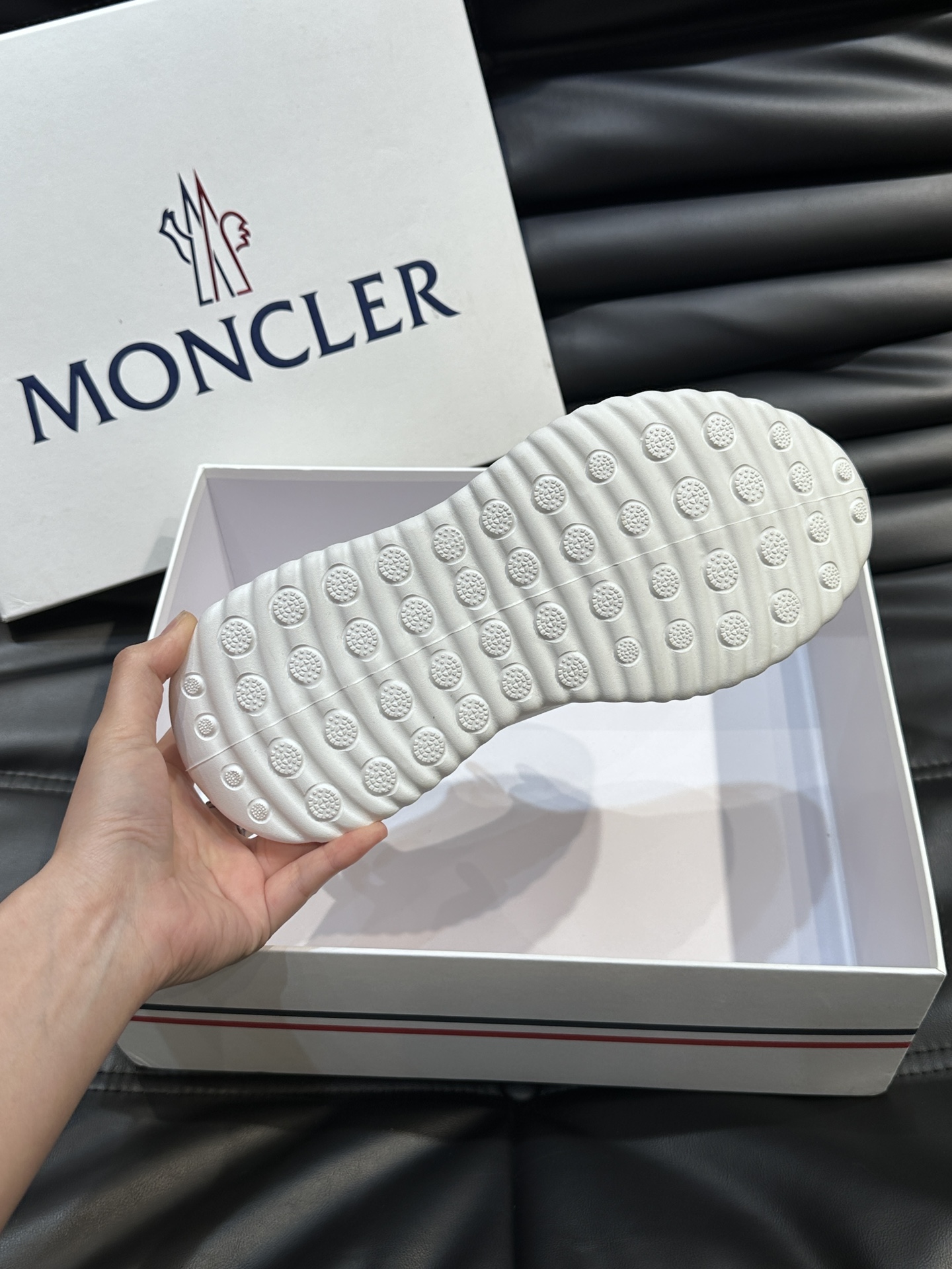 Moncler/蒙口男士休闲运动鞋设有醒目的logo细节橡胶TPU鞋底面整体点缀注塑Moncler徽标兼