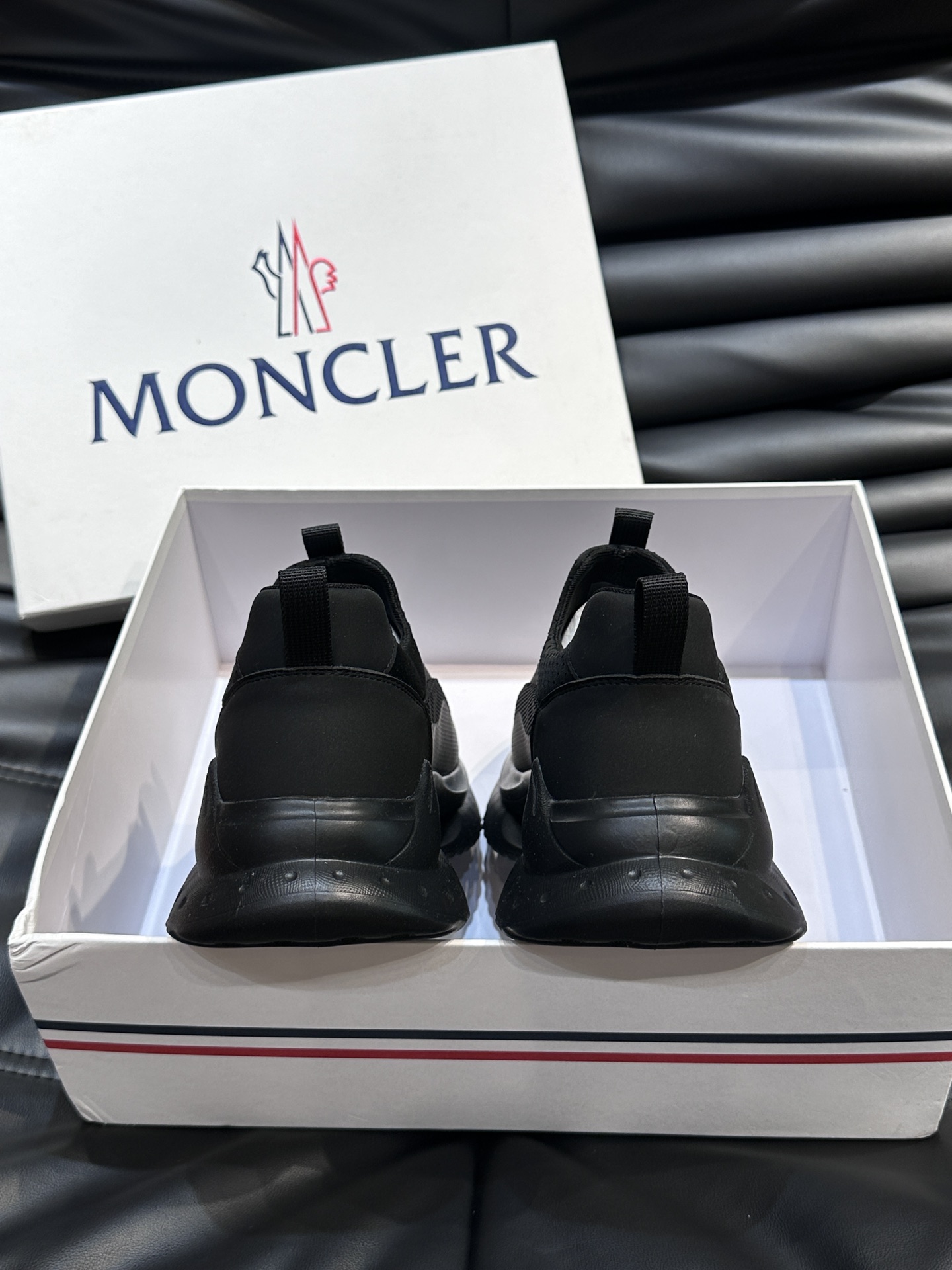 Moncler/蒙口男士休闲运动鞋设有醒目的logo细节橡胶TPU鞋底面整体点缀注塑Moncler徽标兼