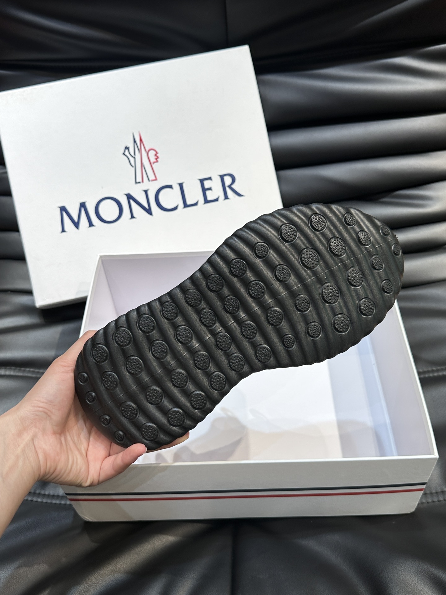 Moncler/蒙口男士休闲运动鞋设有醒目的logo细节橡胶TPU鞋底面整体点缀注塑Moncler徽标兼