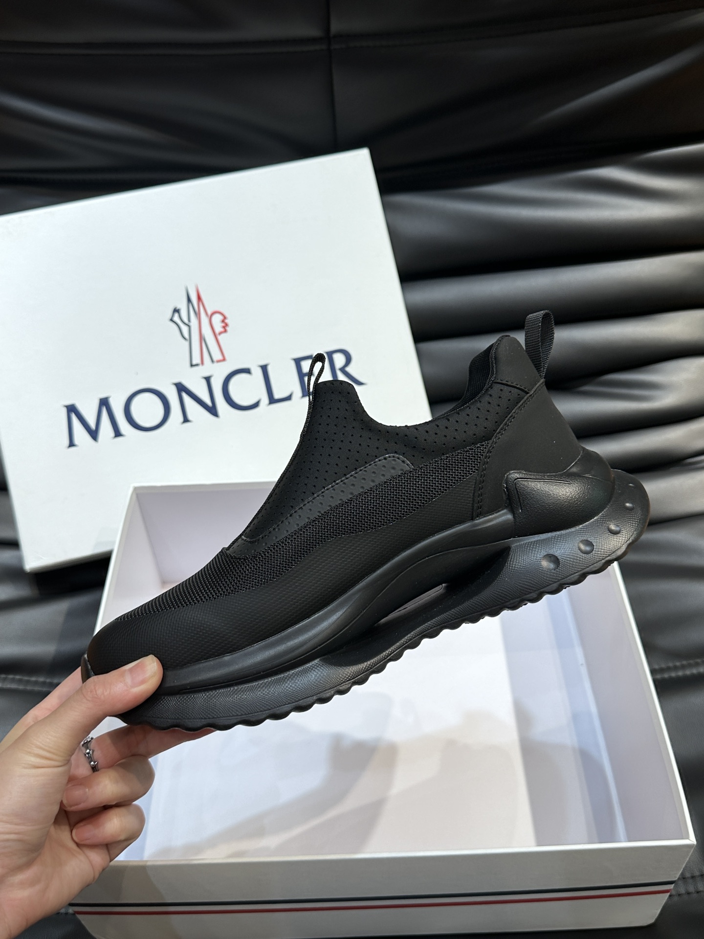 Moncler/蒙口男士休闲运动鞋设有醒目的logo细节橡胶TPU鞋底面整体点缀注塑Moncler徽标兼