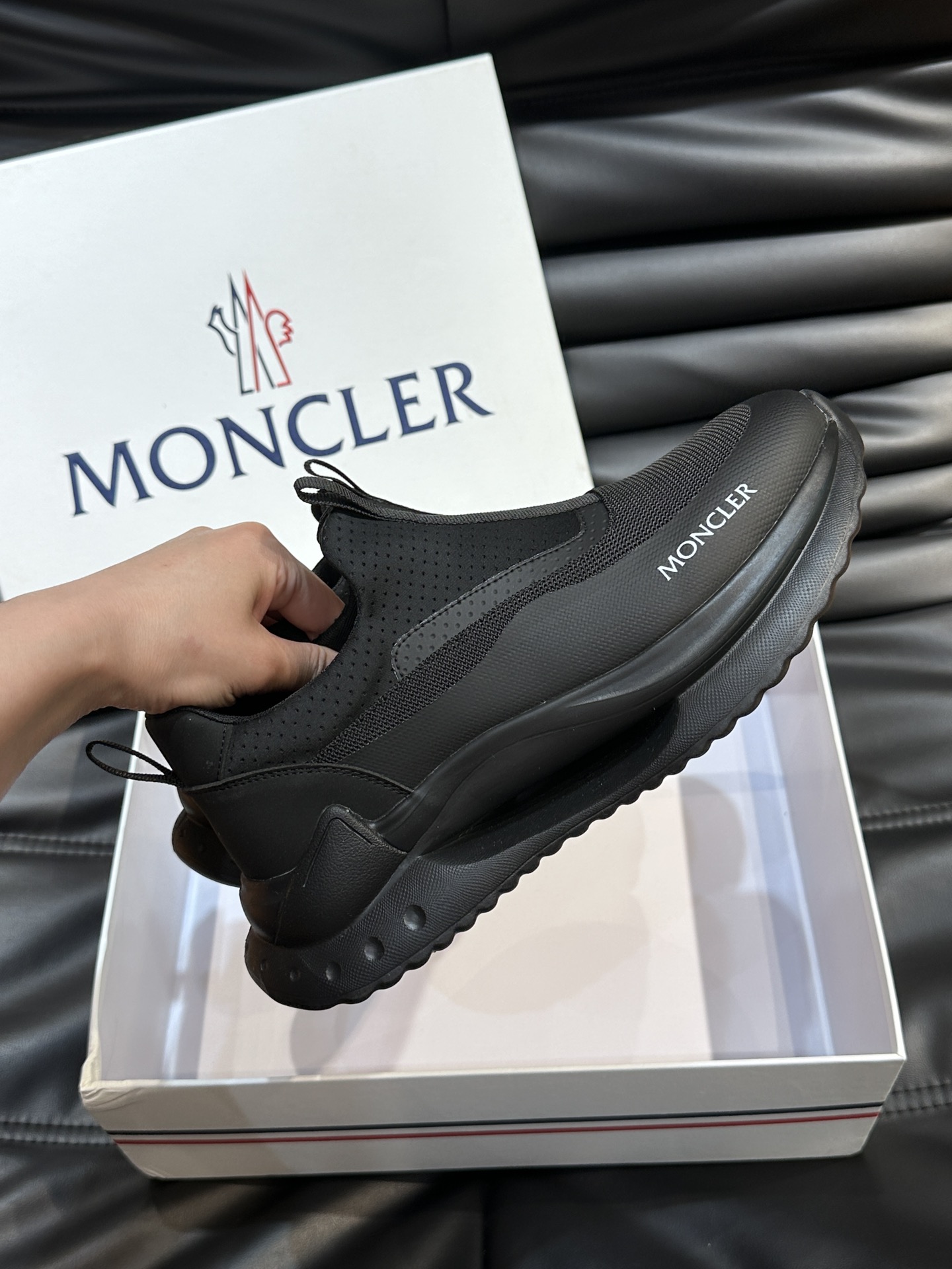 Moncler/蒙口男士休闲运动鞋设有醒目的logo细节橡胶TPU鞋底面整体点缀注塑Moncler徽标兼