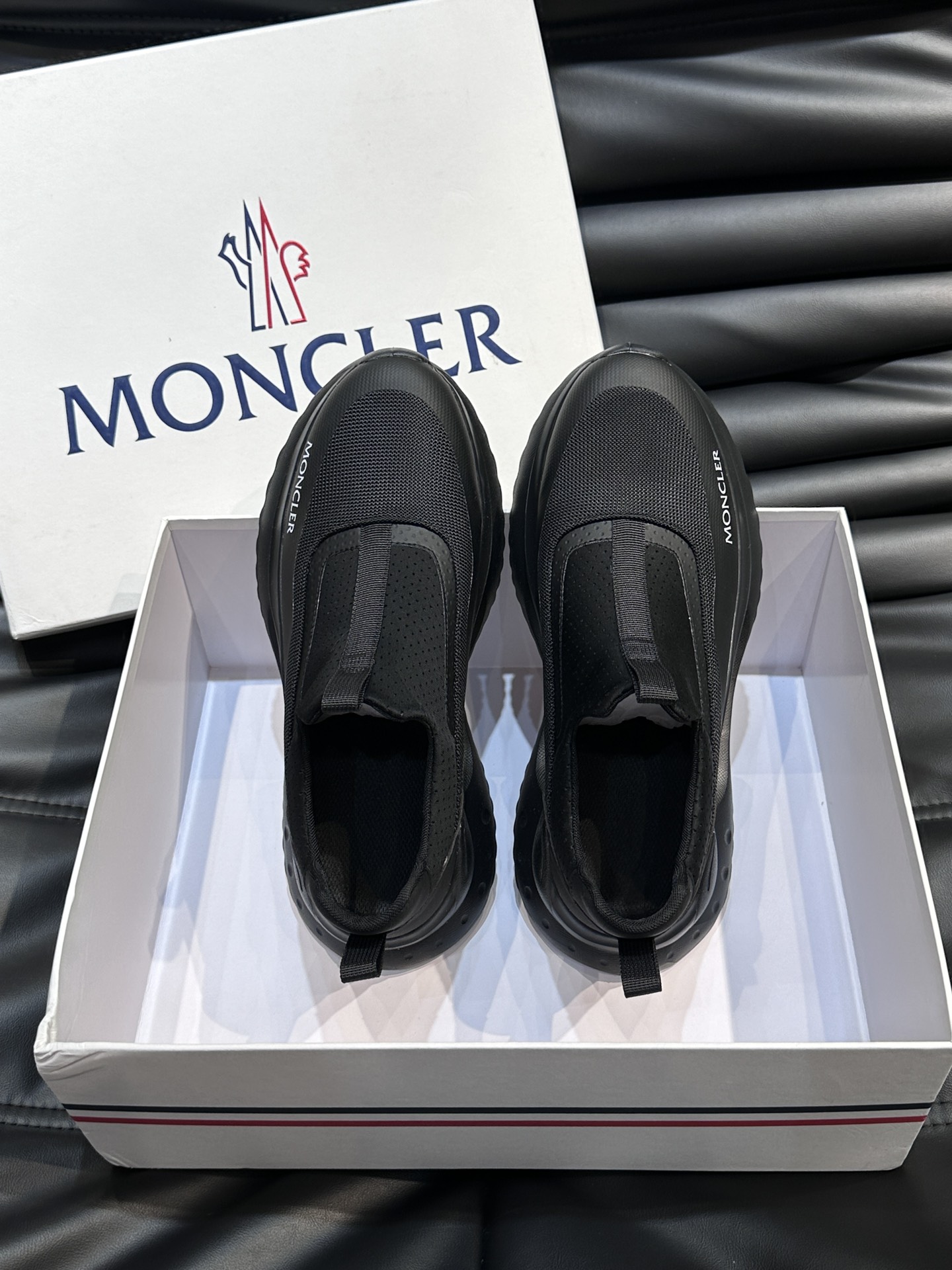 Moncler/蒙口男士休闲运动鞋设有醒目的logo细节橡胶TPU鞋底面整体点缀注塑Moncler徽标兼