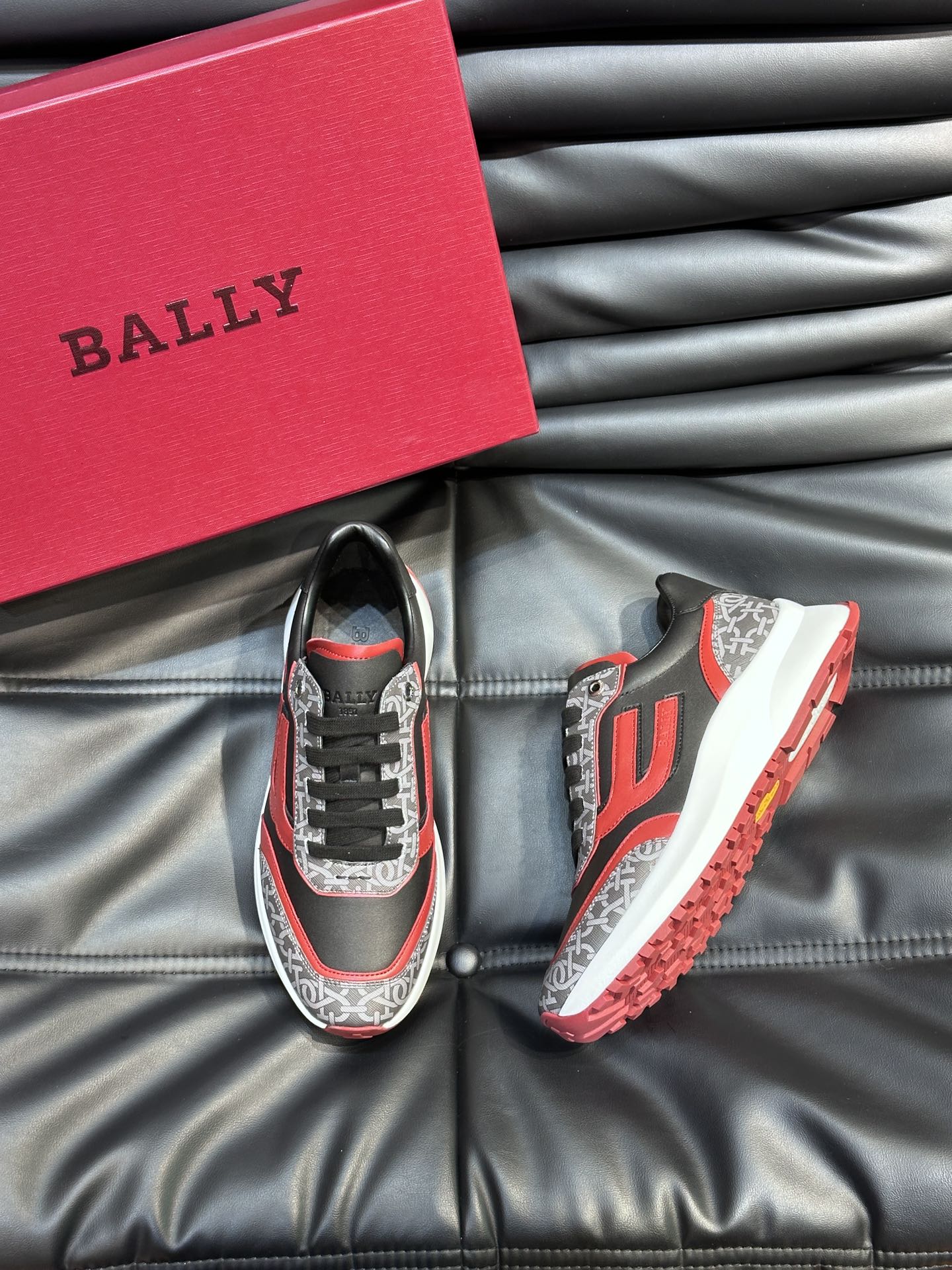 Bally/巴利新款男士徽标印花拼色休闲运动鞋出货莞产顶级猛货！这款运动鞋采用多色拼接鞋面选用进口小牛皮