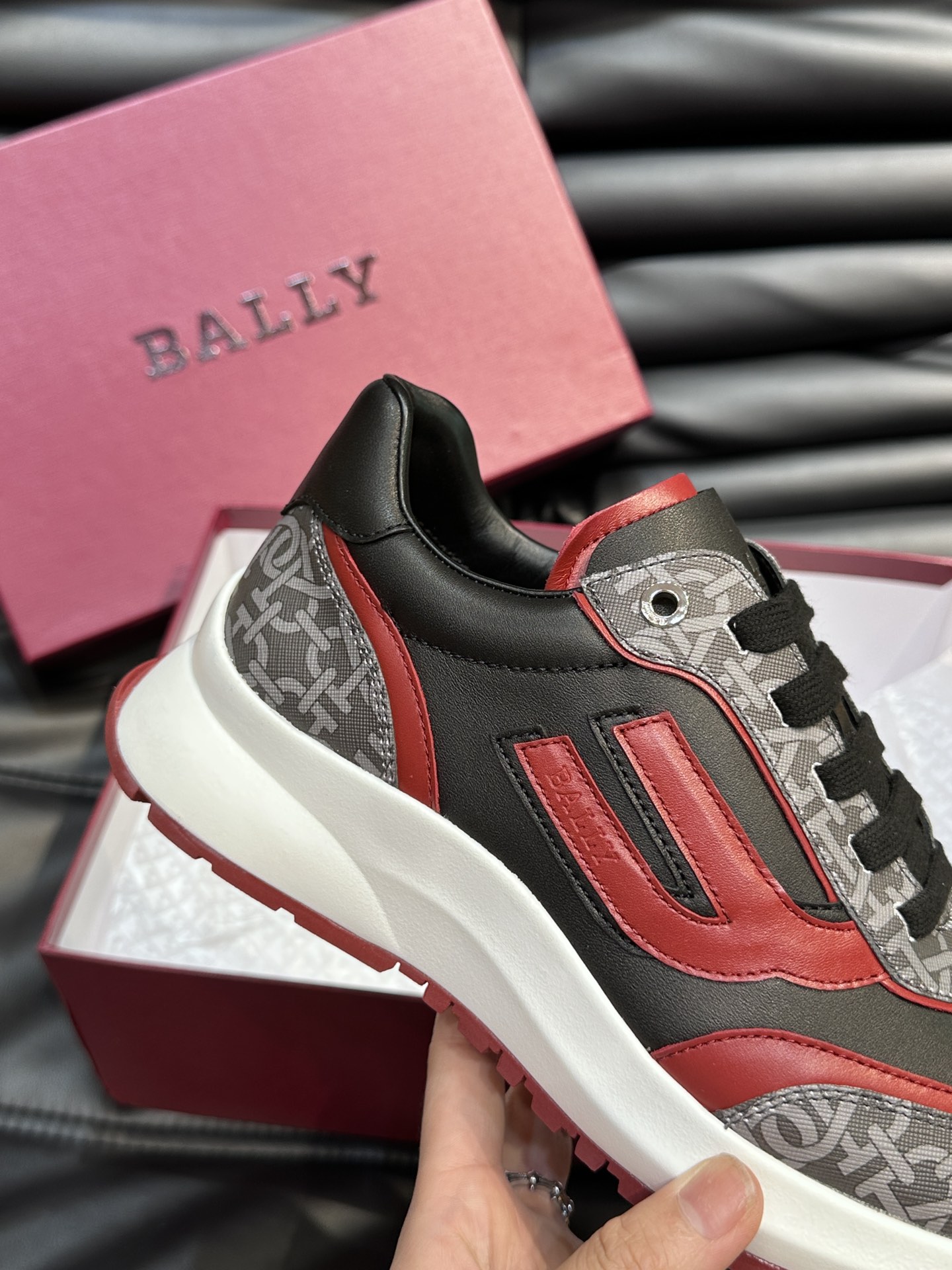 Bally/巴利新款男士徽标印花拼色休闲运动鞋出货莞产顶级猛货！这款运动鞋采用多色拼接鞋面选用进口小牛皮