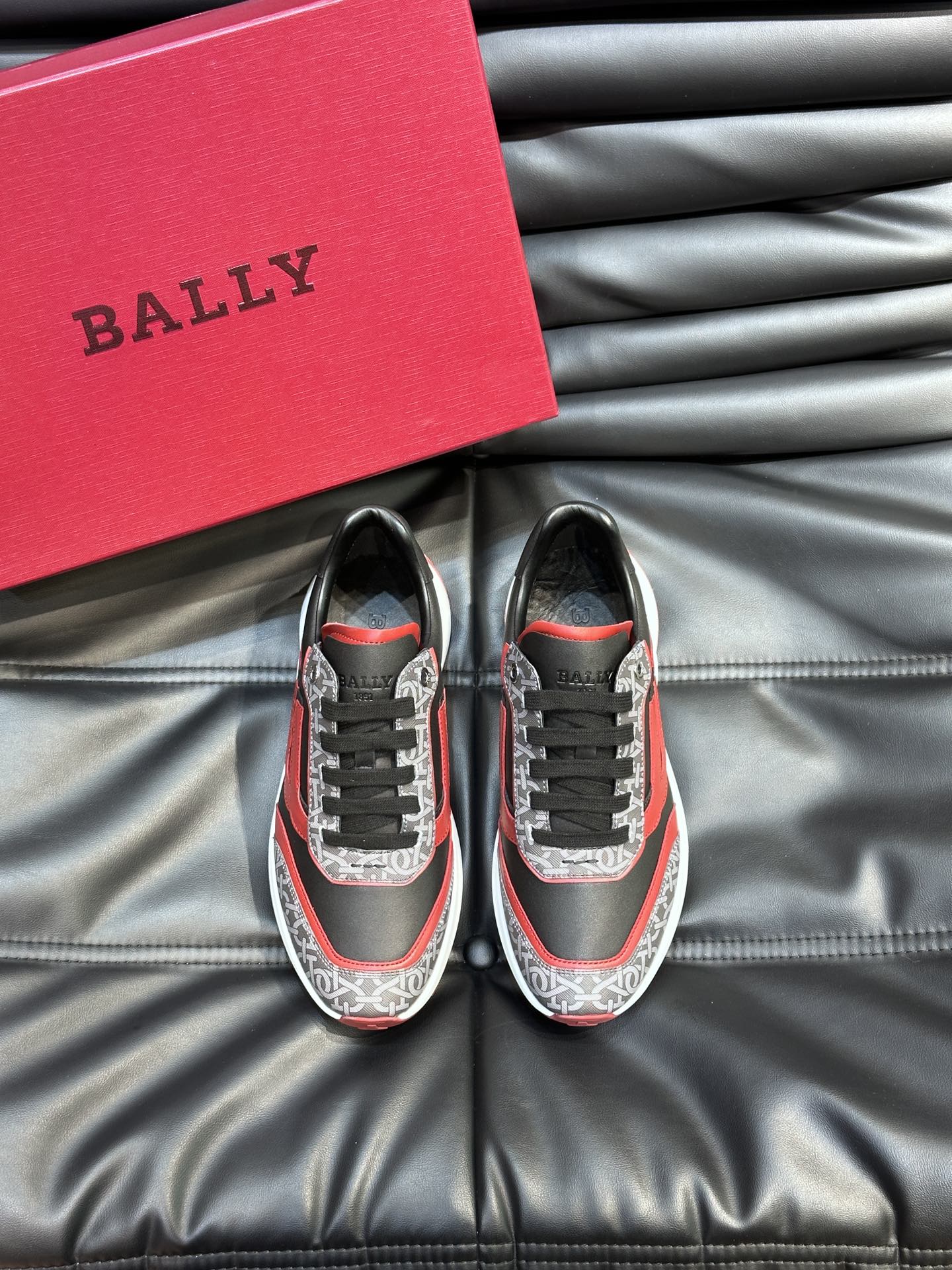 Bally/巴利新款男士徽标印花拼色休闲运动鞋出货莞产顶级猛货！这款运动鞋采用多色拼接鞋面选用进口小牛皮