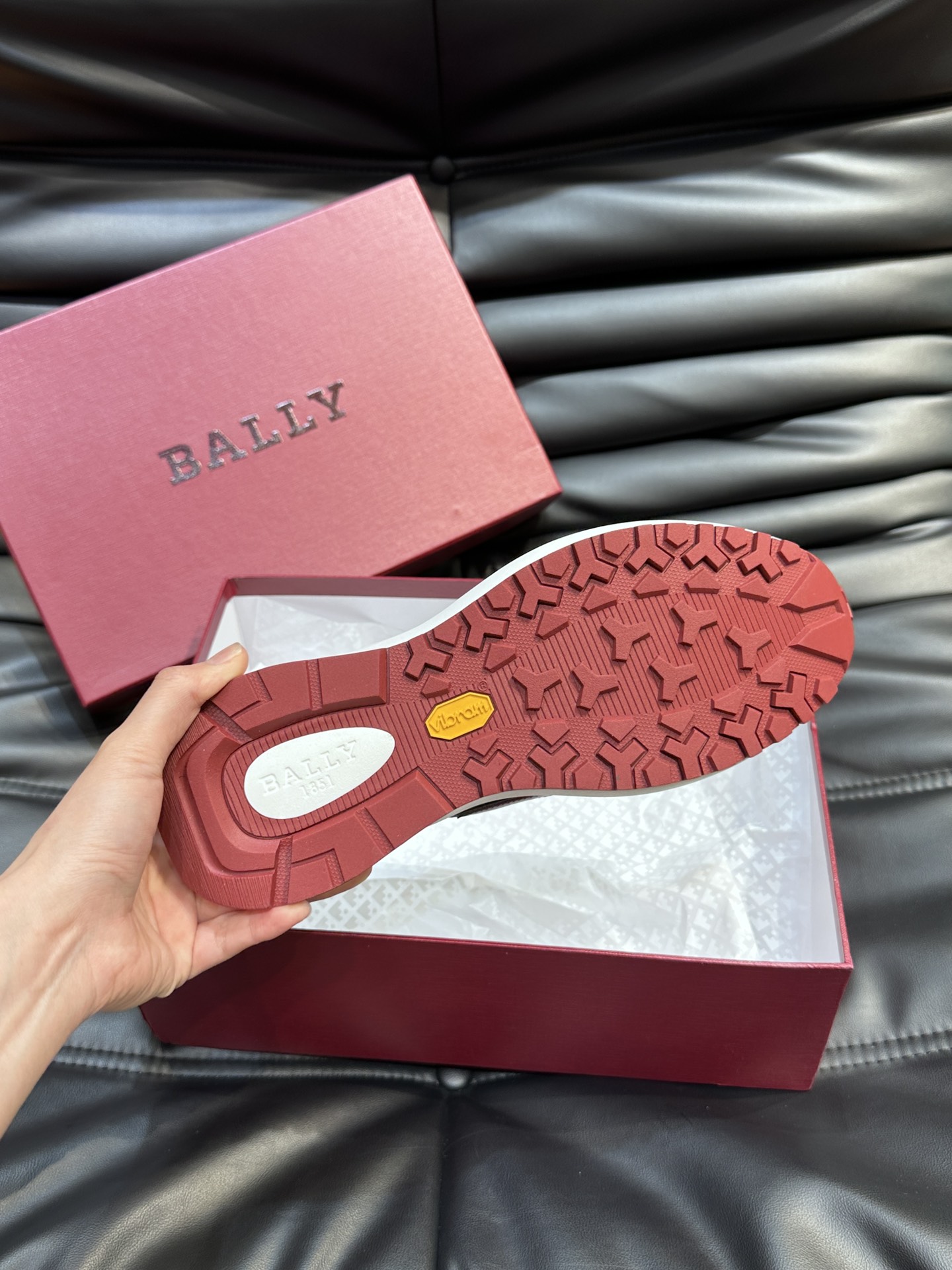 Bally/巴利新款男士徽标印花拼色休闲运动鞋出货莞产顶级猛货！这款运动鞋采用多色拼接鞋面选用进口小牛皮