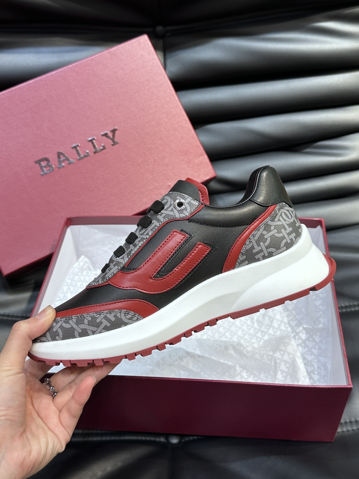 Bally/巴利新款男士徽标印花拼色休闲运动鞋出货莞产顶级猛货！这款运动鞋采用多色拼接鞋面选用进口小牛皮