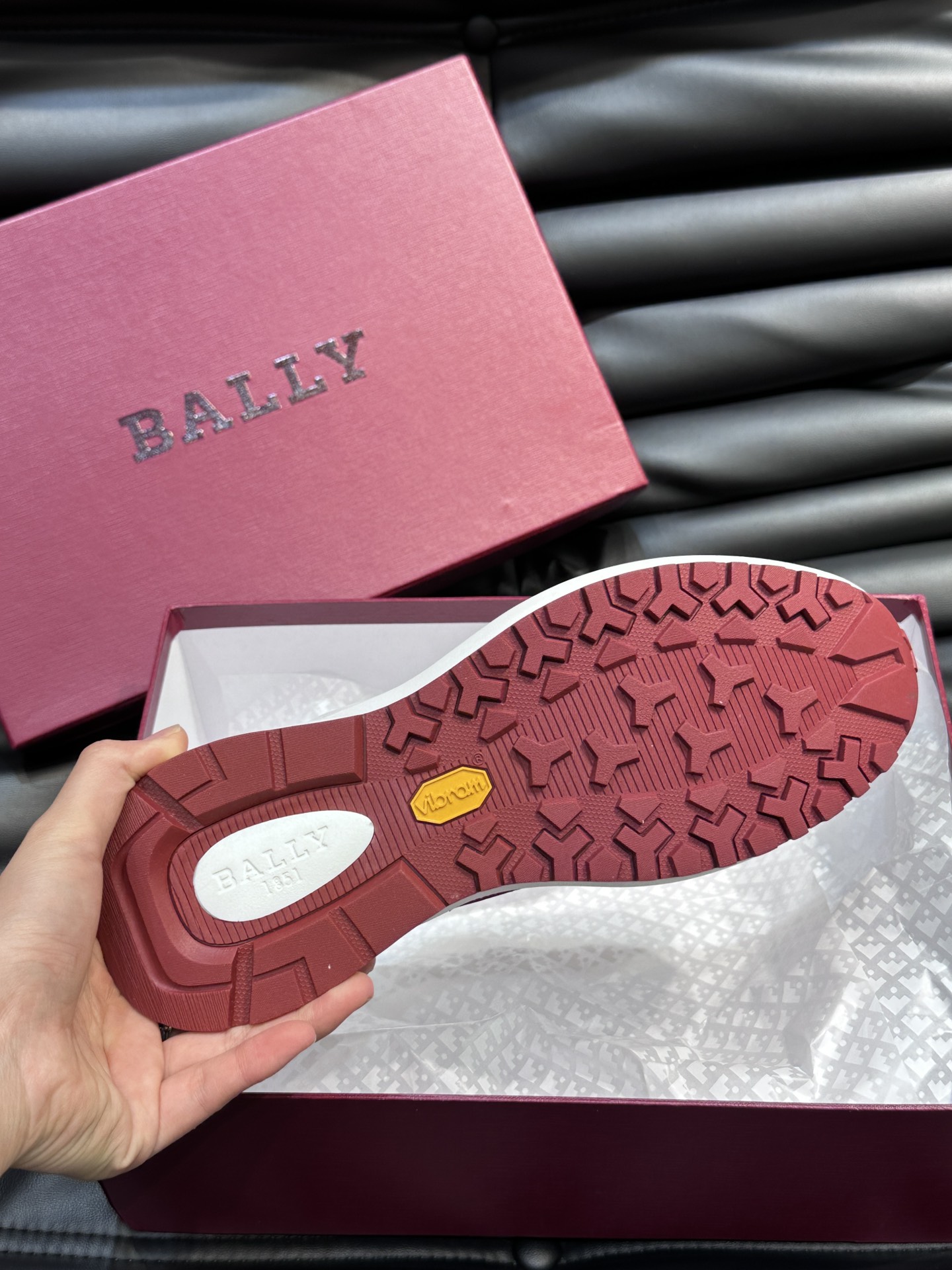 Bally/巴利新款男士徽标印花拼色休闲运动鞋出货莞产顶级猛货！这款运动鞋采用多色拼接鞋面选用进口小牛皮