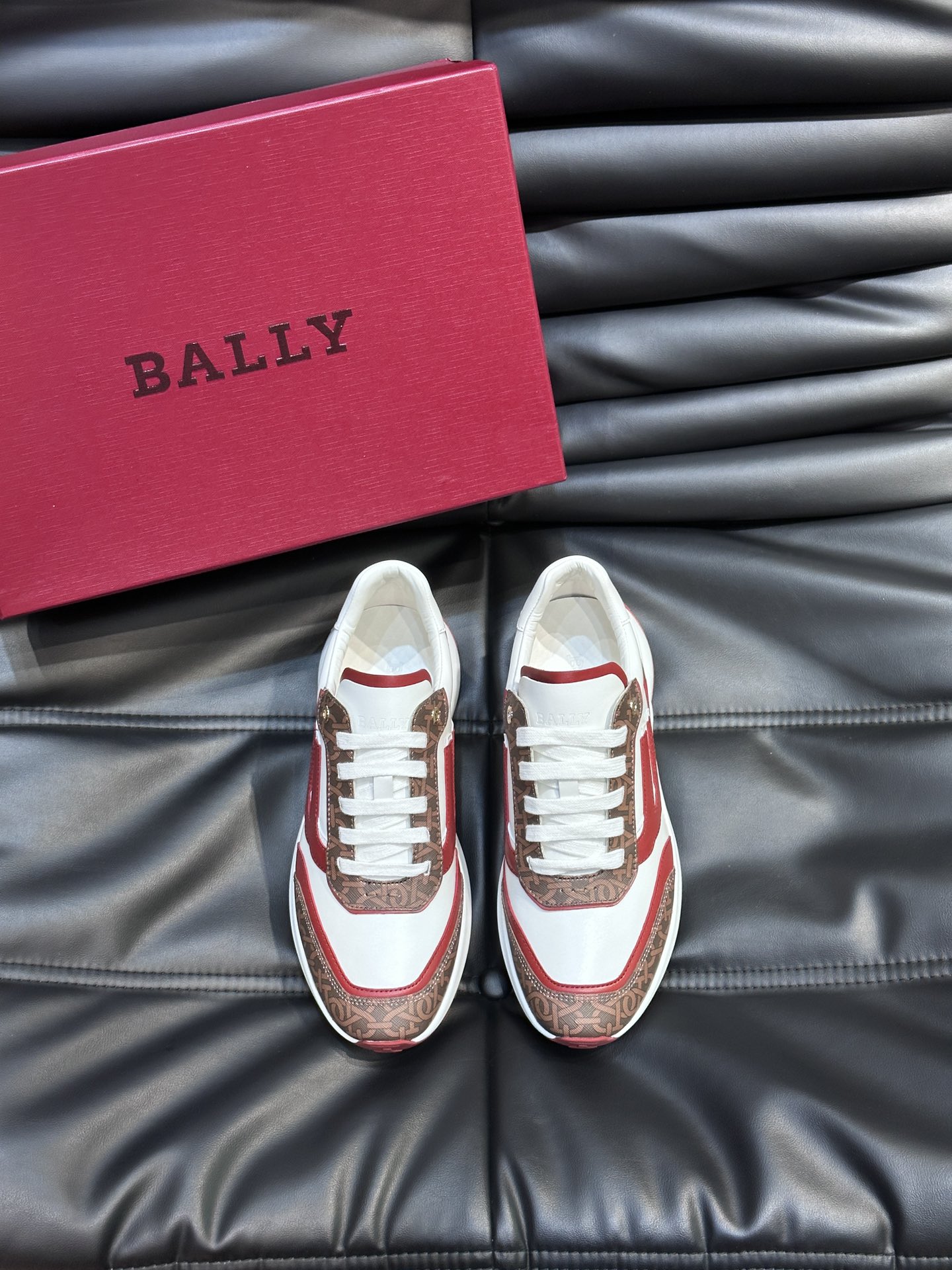 Bally/巴利新款男士徽标印花拼色休闲运动鞋出货莞产顶级猛货！这款运动鞋采用多色拼接鞋面选用进口小牛皮