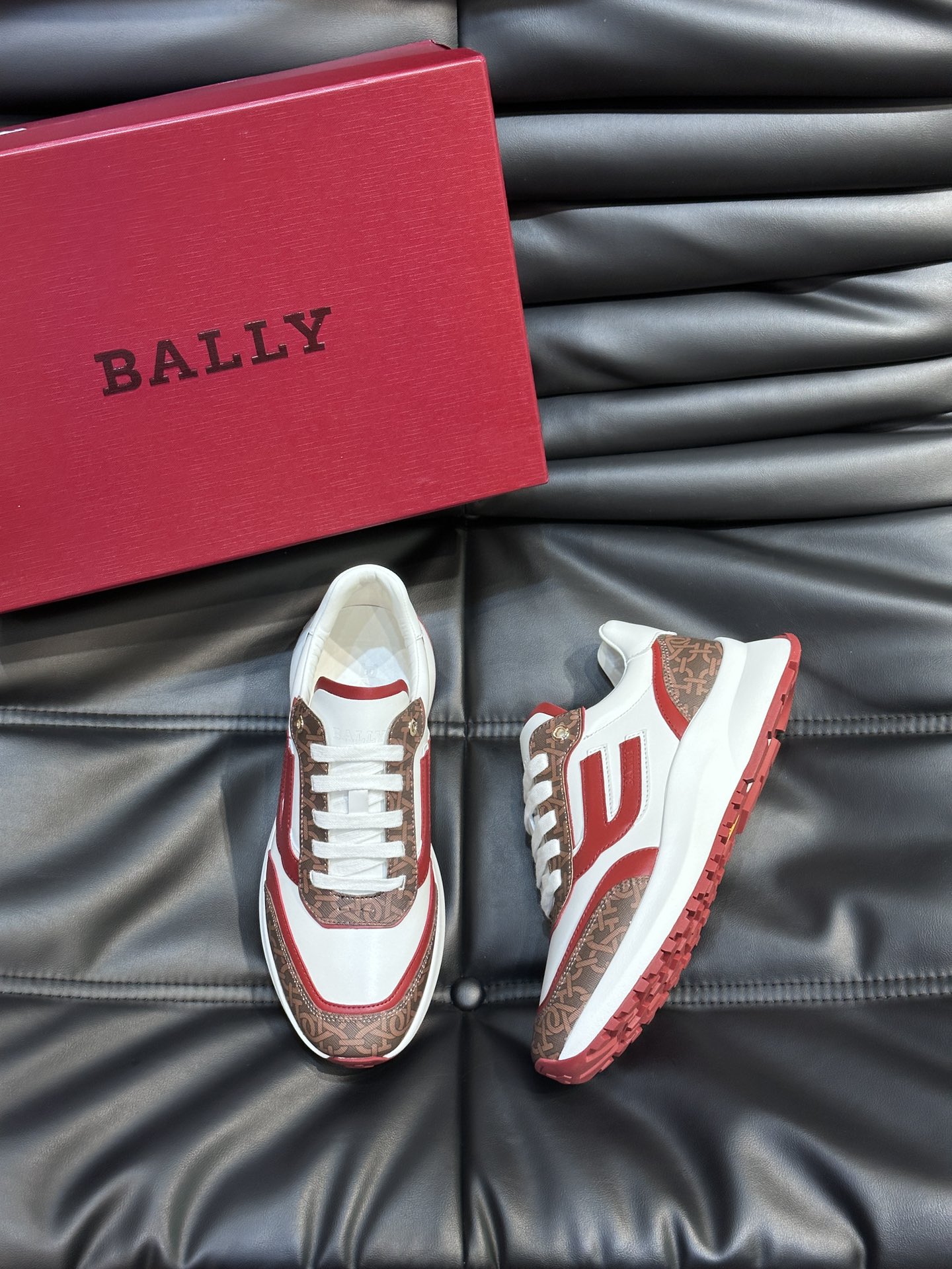 Bally/巴利新款男士徽标印花拼色休闲运动鞋出货莞产顶级猛货！这款运动鞋采用多色拼接鞋面选用进口小牛皮