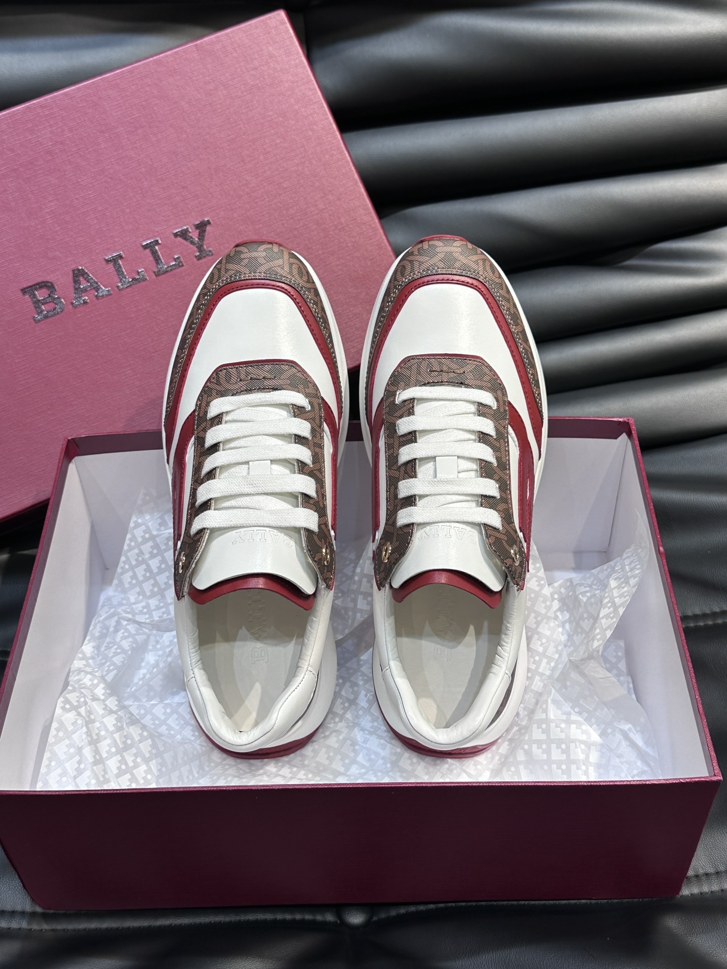 Bally/巴利新款男士徽标印花拼色休闲运动鞋出货莞产顶级猛货！这款运动鞋采用多色拼接鞋面选用进口小牛皮