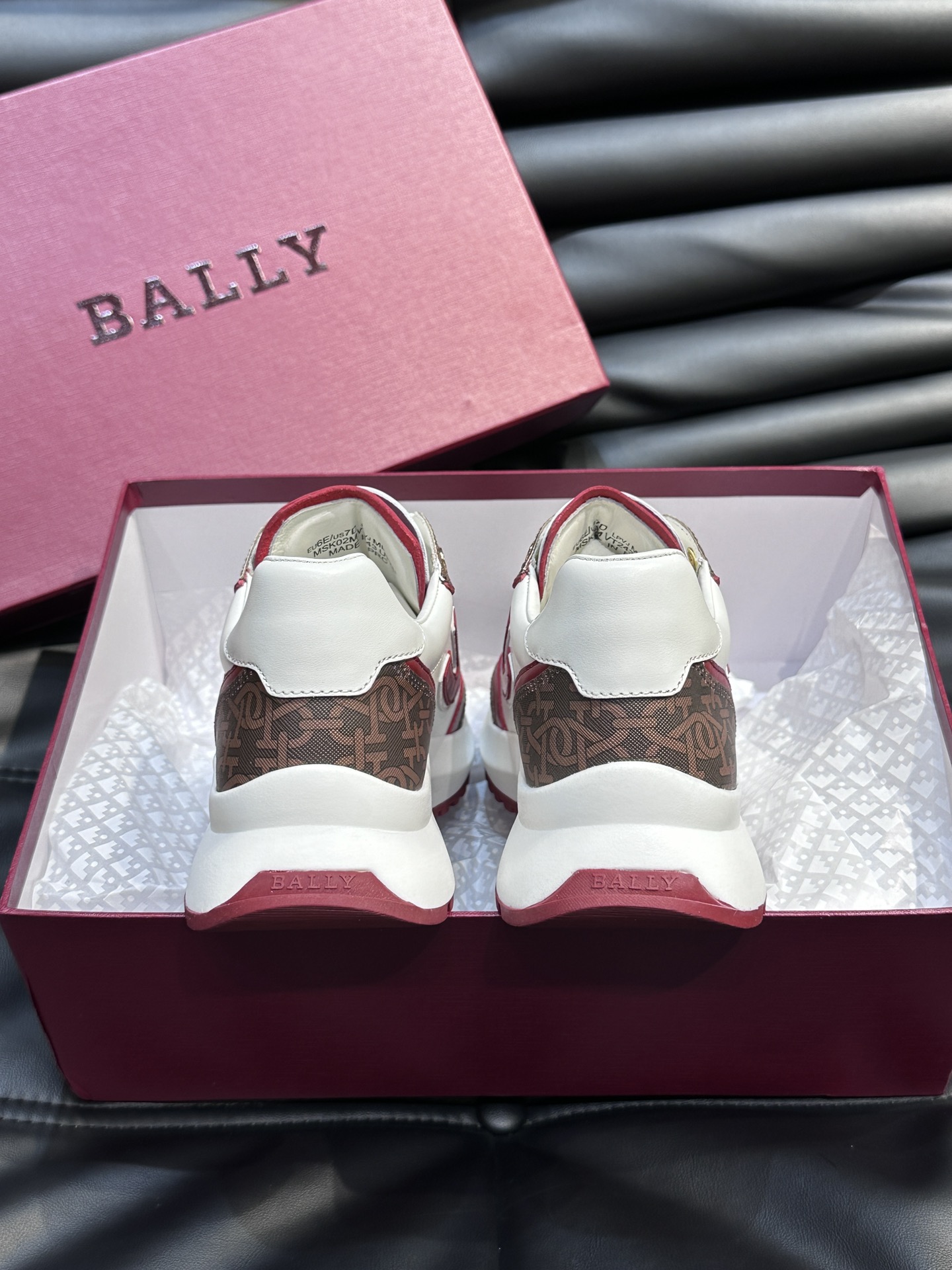 Bally/巴利新款男士徽标印花拼色休闲运动鞋出货莞产顶级猛货！这款运动鞋采用多色拼接鞋面选用进口小牛皮