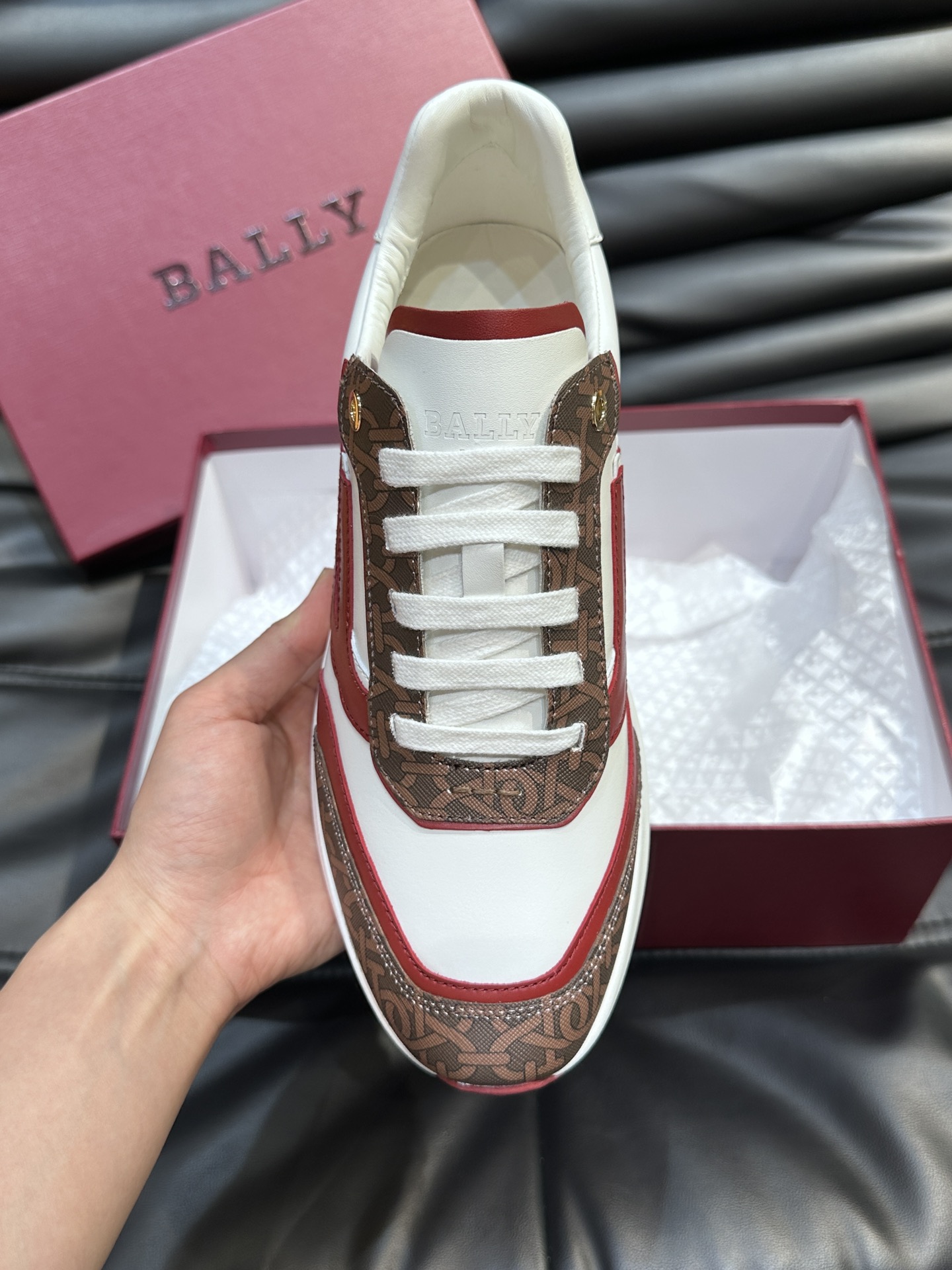 Bally/巴利新款男士徽标印花拼色休闲运动鞋出货莞产顶级猛货！这款运动鞋采用多色拼接鞋面选用进口小牛皮