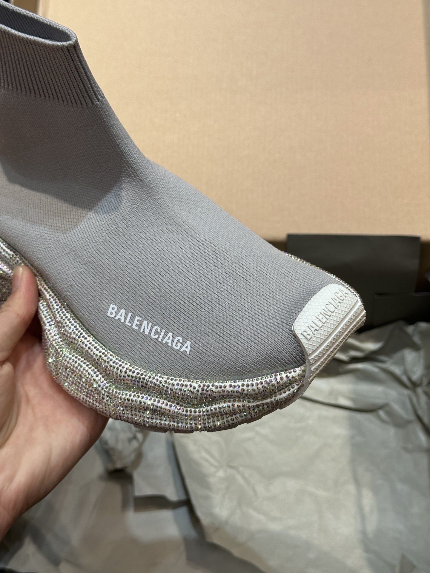Balenciaga巴黎世家手工烫钻3xl袜子鞋系列潮酷情侣款复古休闲运动鞋系列推出探索时尚界对于原创与