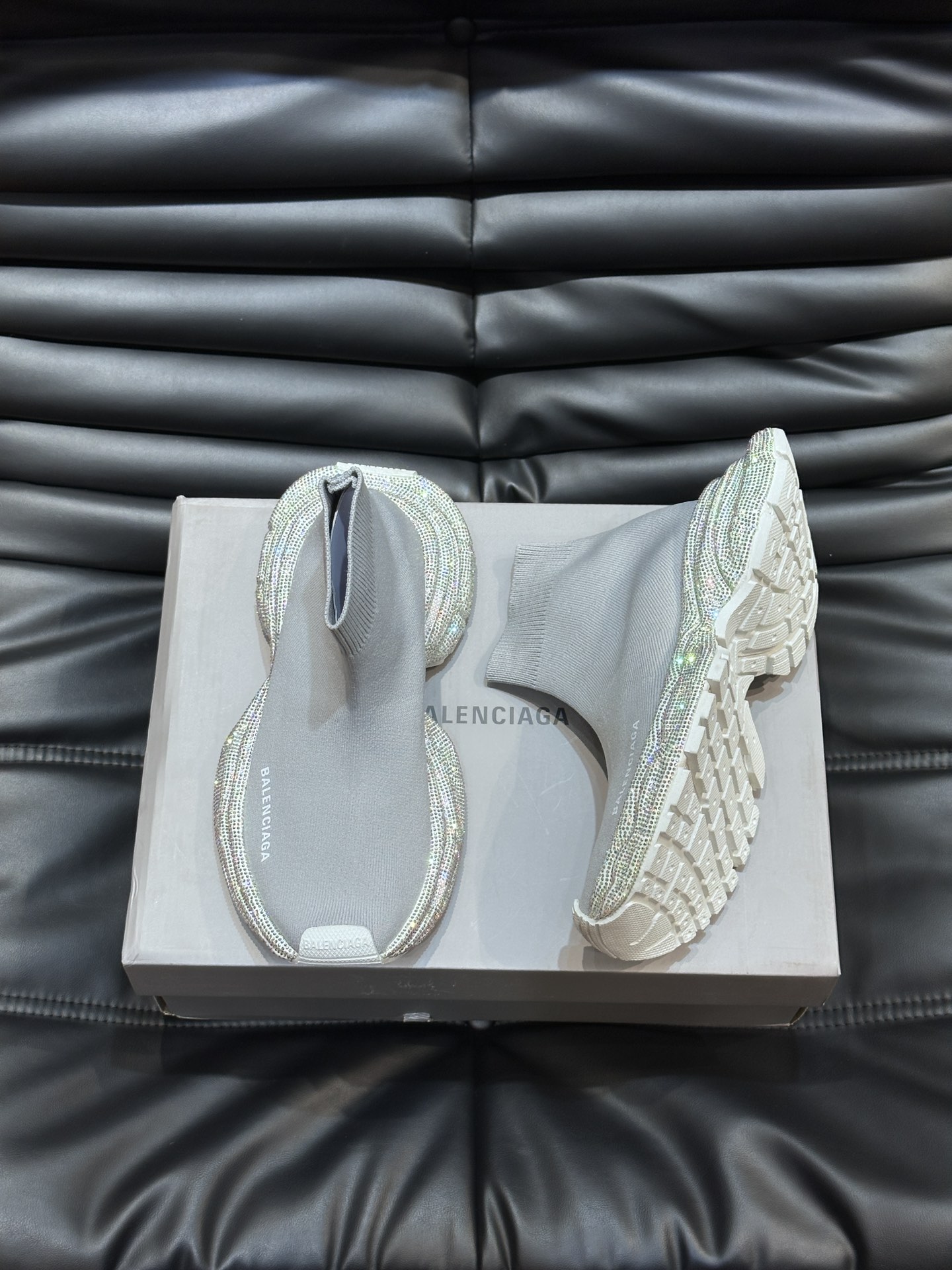 Balenciaga巴黎世家手工烫钻3xl袜子鞋系列潮酷情侣款复古休闲运动鞋系列推出探索时尚界对于原创与