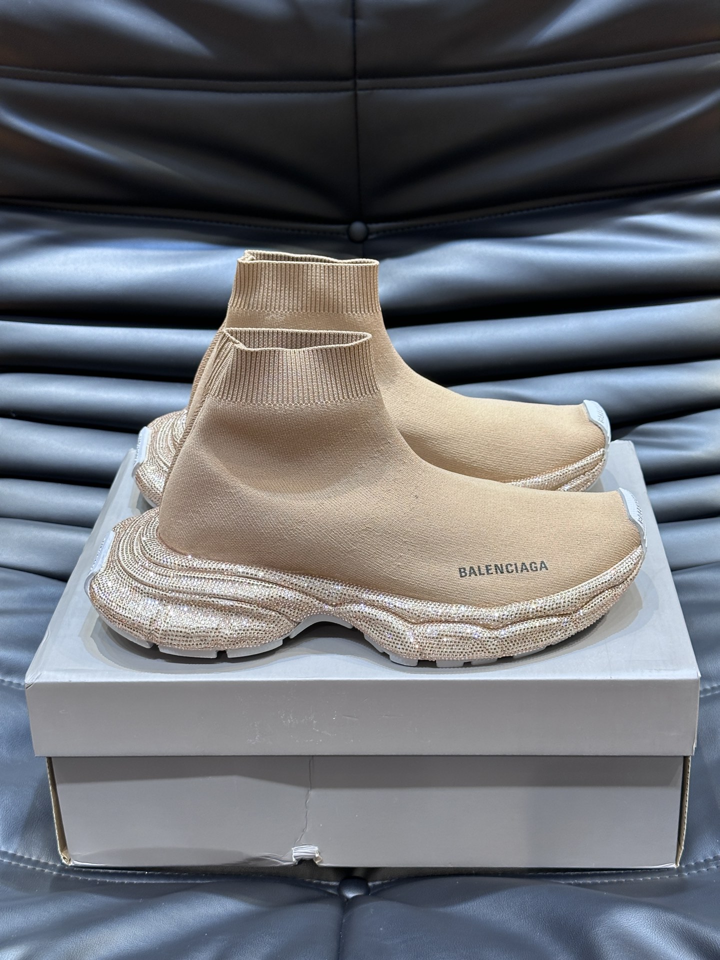 Balenciaga巴黎世家手工烫钻3xl袜子鞋系列潮酷情侣款复古休闲运动鞋系列推出探索时尚界对于原创与