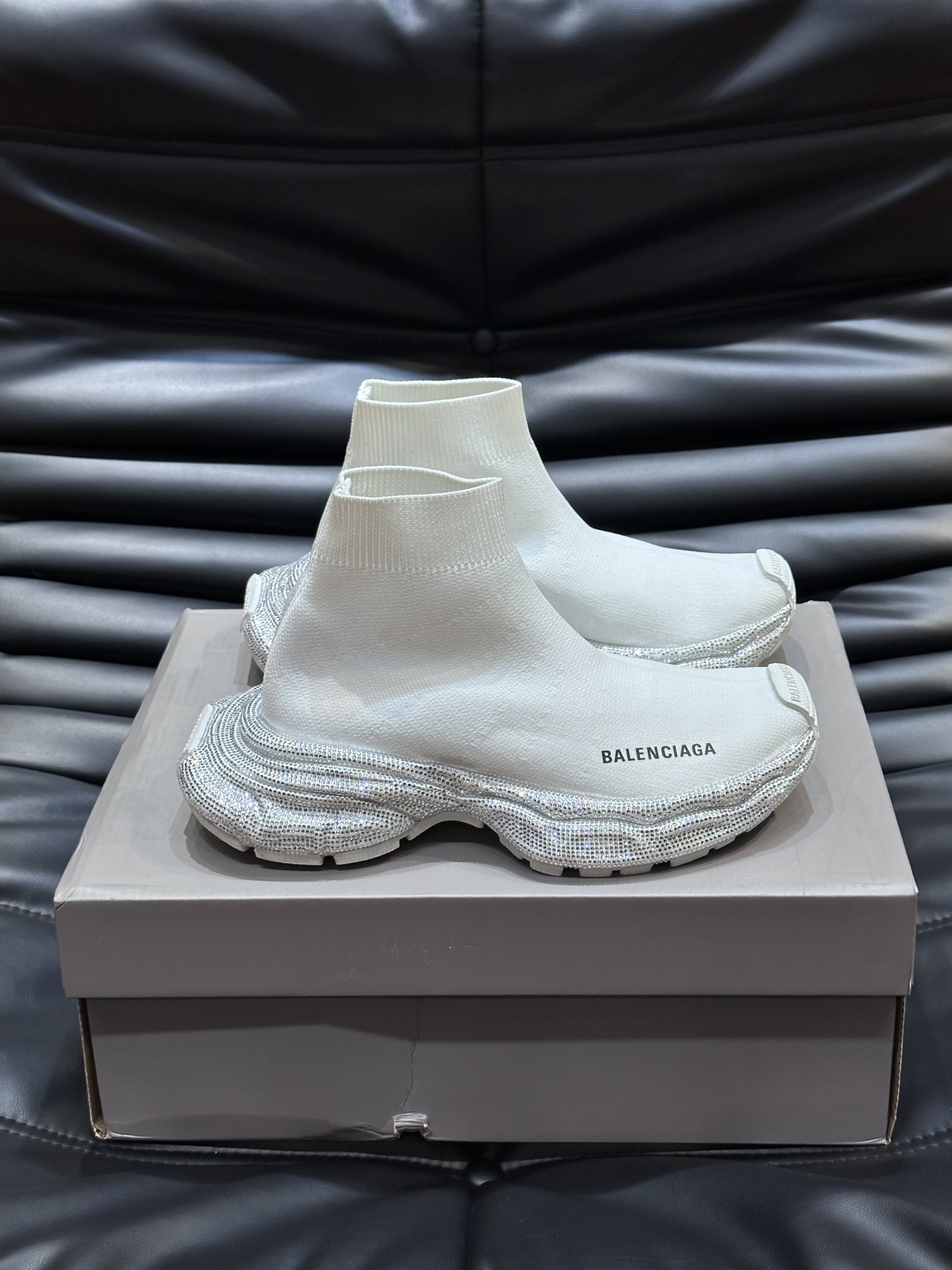 Balenciaga巴黎世家手工烫钻3xl袜子鞋系列潮酷情侣款复古休闲运动鞋系列推出探索时尚界对于原创与