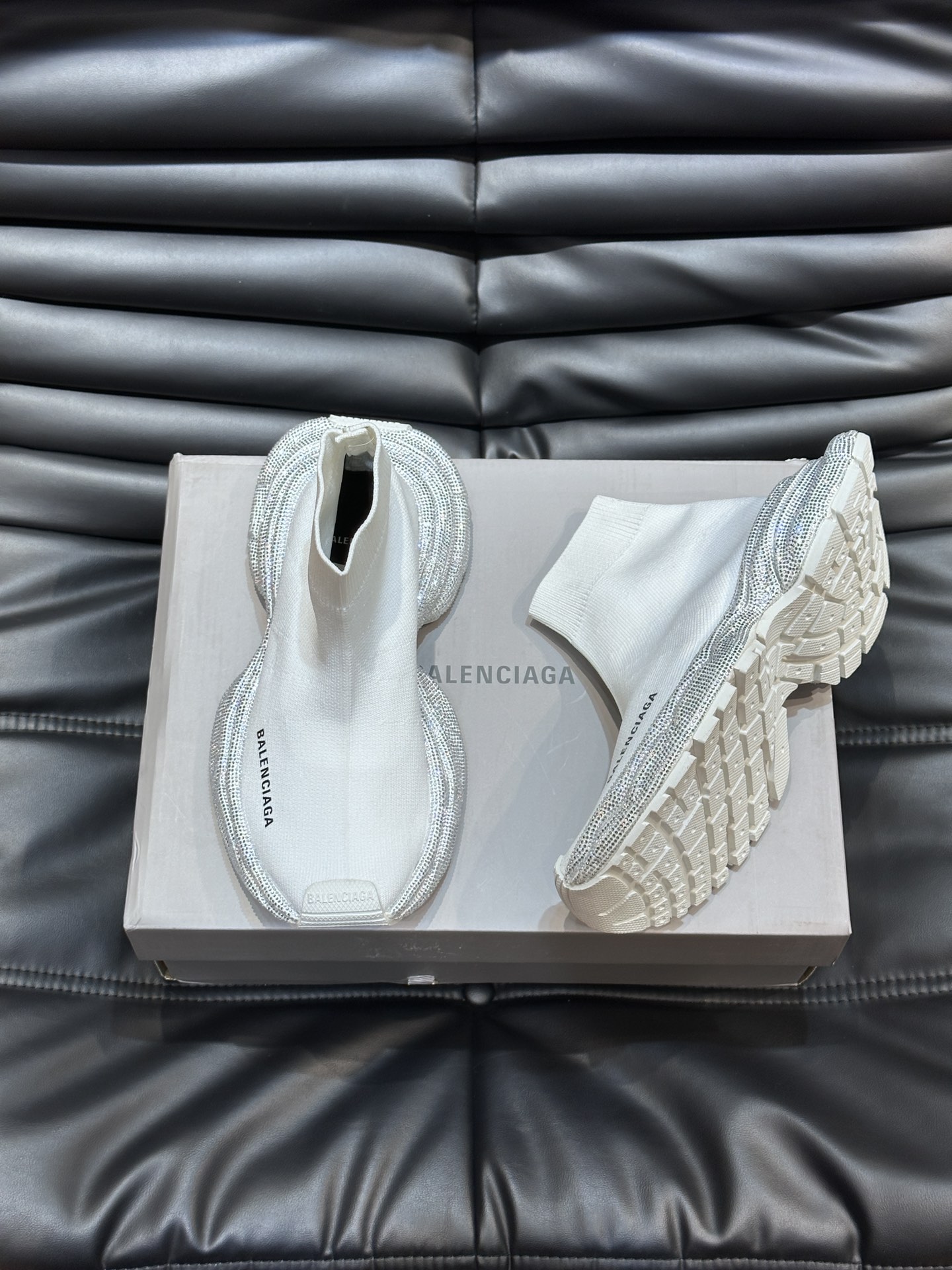 Balenciaga巴黎世家手工烫钻3xl袜子鞋系列潮酷情侣款复古休闲运动鞋系列推出探索时尚界对于原创与