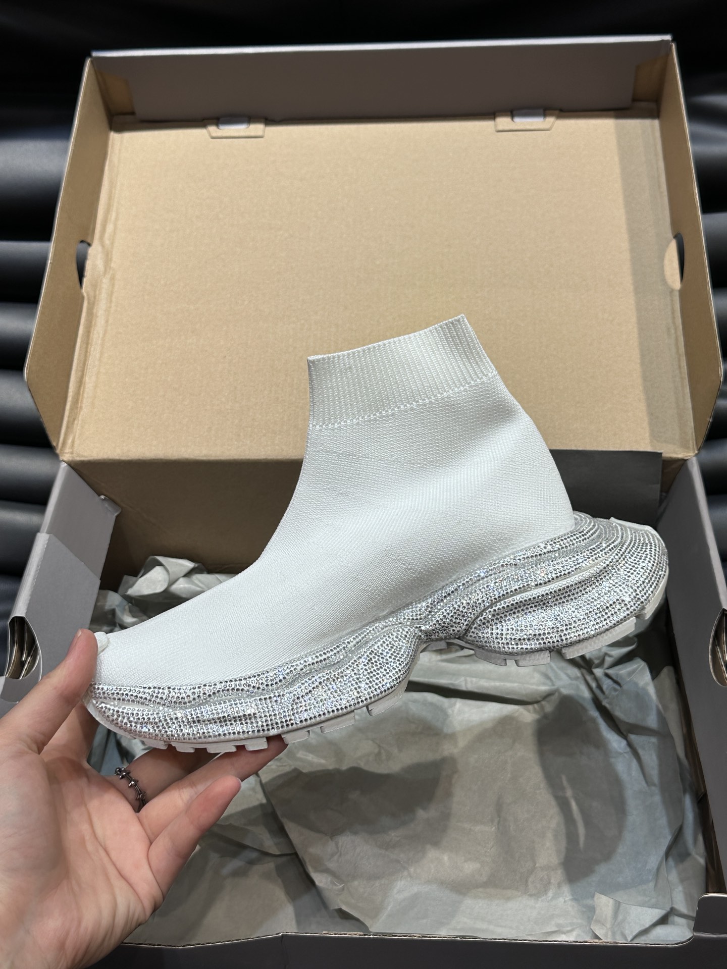 Balenciaga巴黎世家手工烫钻3xl袜子鞋系列潮酷情侣款复古休闲运动鞋系列推出探索时尚界对于原创与