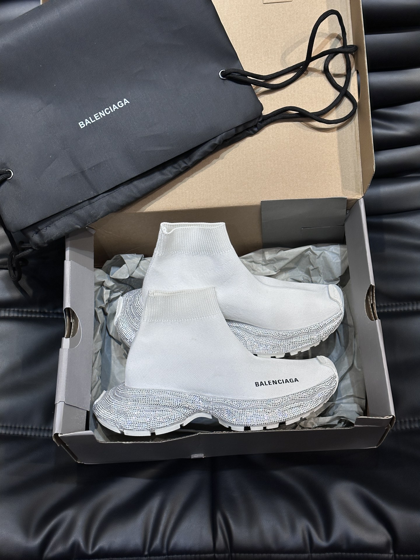 Balenciaga巴黎世家手工烫钻3xl袜子鞋系列潮酷情侣款复古休闲运动鞋系列推出探索时尚界对于原创与