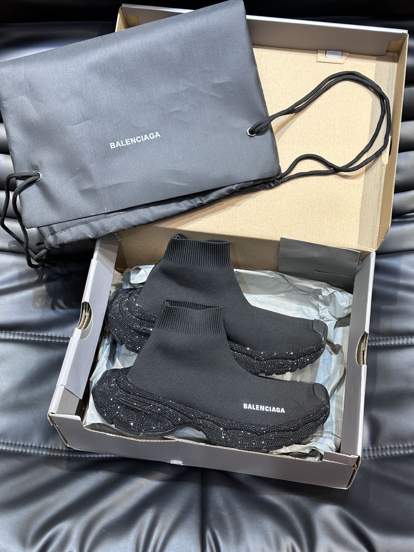 Balenciaga巴黎世家手工烫钻3xl袜子鞋系列潮酷情侣款复古休闲运动鞋系列推出探索时尚界对于原创与