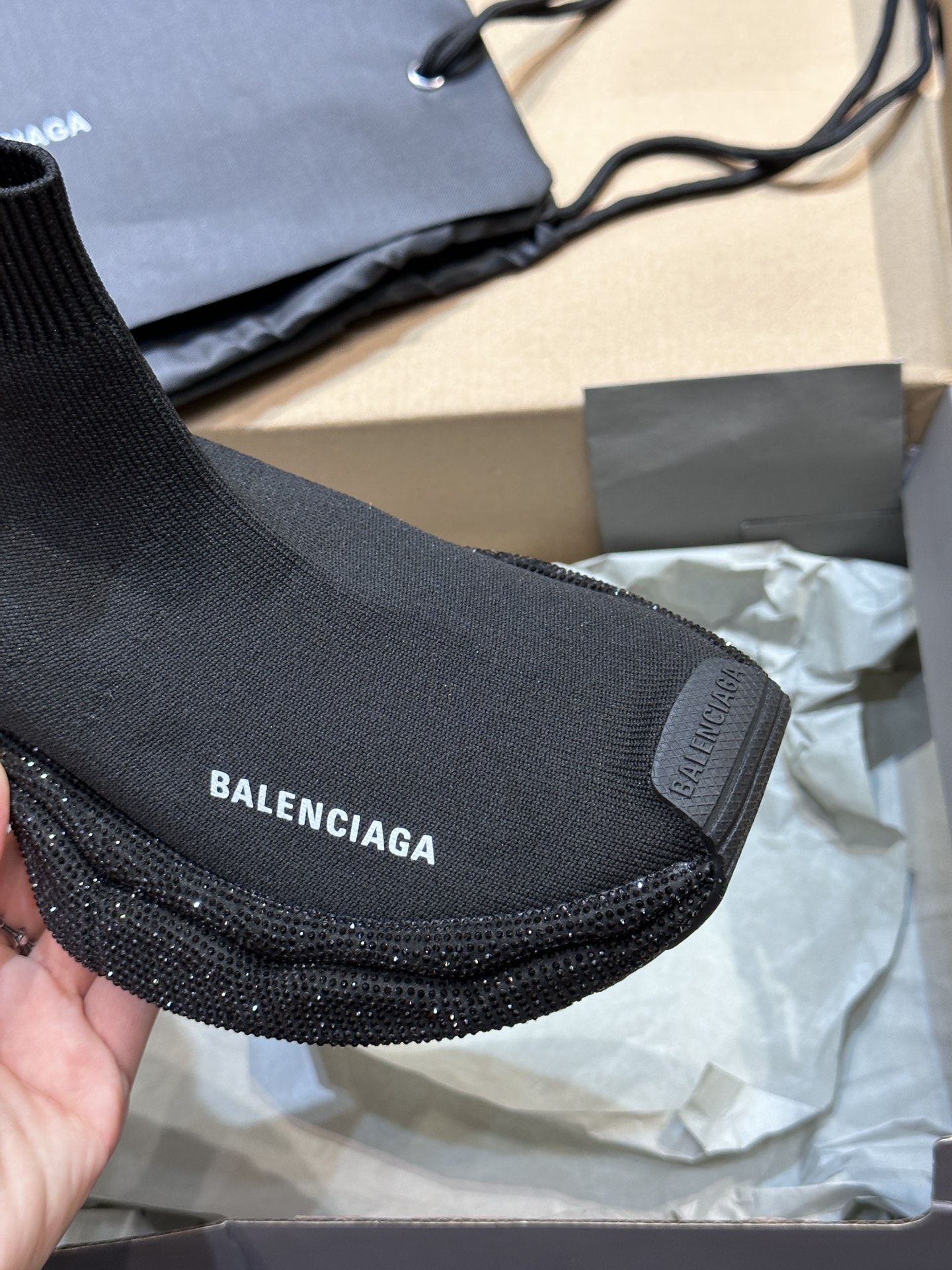 Balenciaga巴黎世家手工烫钻3xl袜子鞋系列潮酷情侣款复古休闲运动鞋系列推出探索时尚界对于原创与