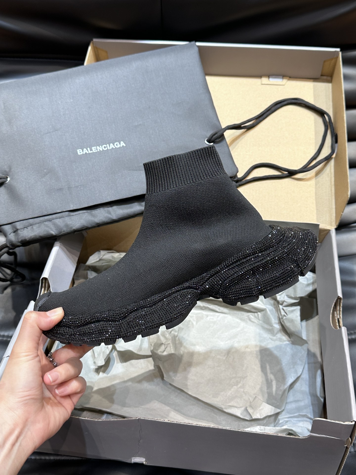 Balenciaga巴黎世家手工烫钻3xl袜子鞋系列潮酷情侣款复古休闲运动鞋系列推出探索时尚界对于原创与