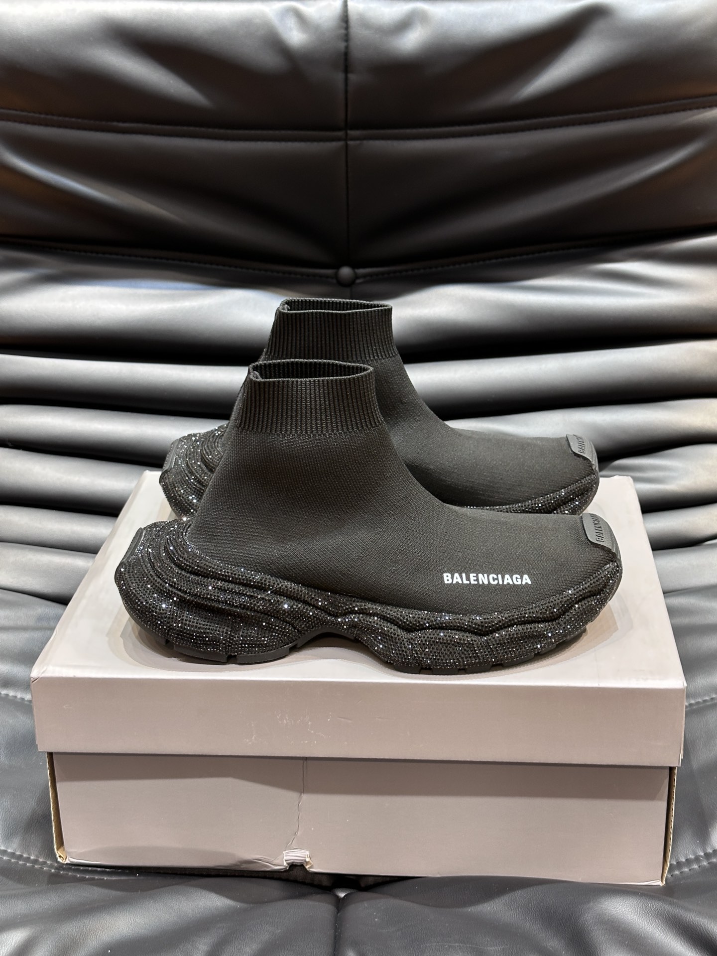 Balenciaga巴黎世家手工烫钻3xl袜子鞋系列潮酷情侣款复古休闲运动鞋系列推出探索时尚界对于原创与