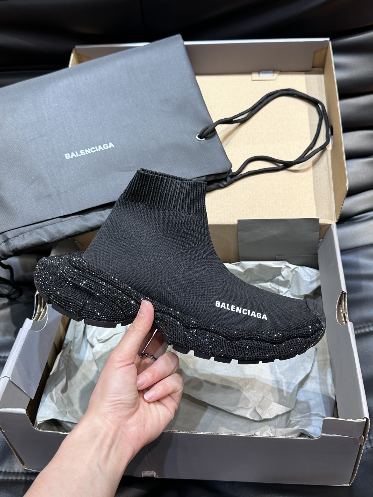 Balenciaga巴黎世家手工烫钻3xl袜子鞋系列潮酷情侣款复古休闲运动鞋系列推出探索时尚界对于原创与