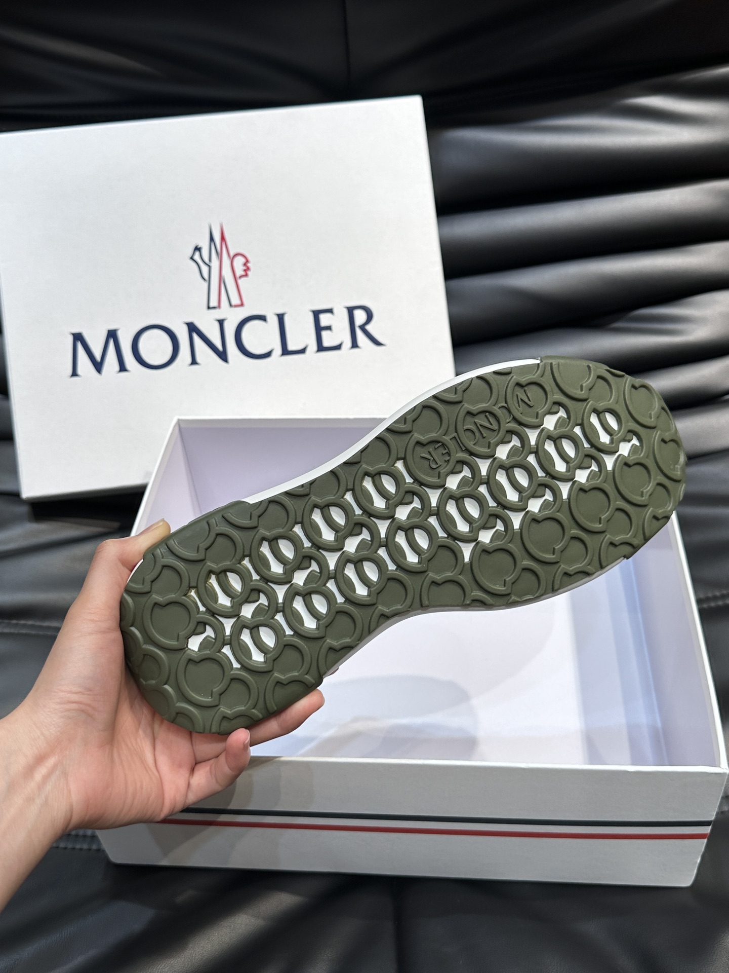 Moncler/蒙口男士休闲运动鞋设有醒目的logo细节橡胶TPU鞋底面整体点缀注塑Moncler徽标兼