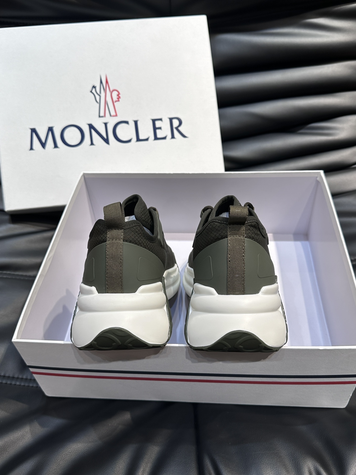 Moncler/蒙口男士休闲运动鞋设有醒目的logo细节橡胶TPU鞋底面整体点缀注塑Moncler徽标兼